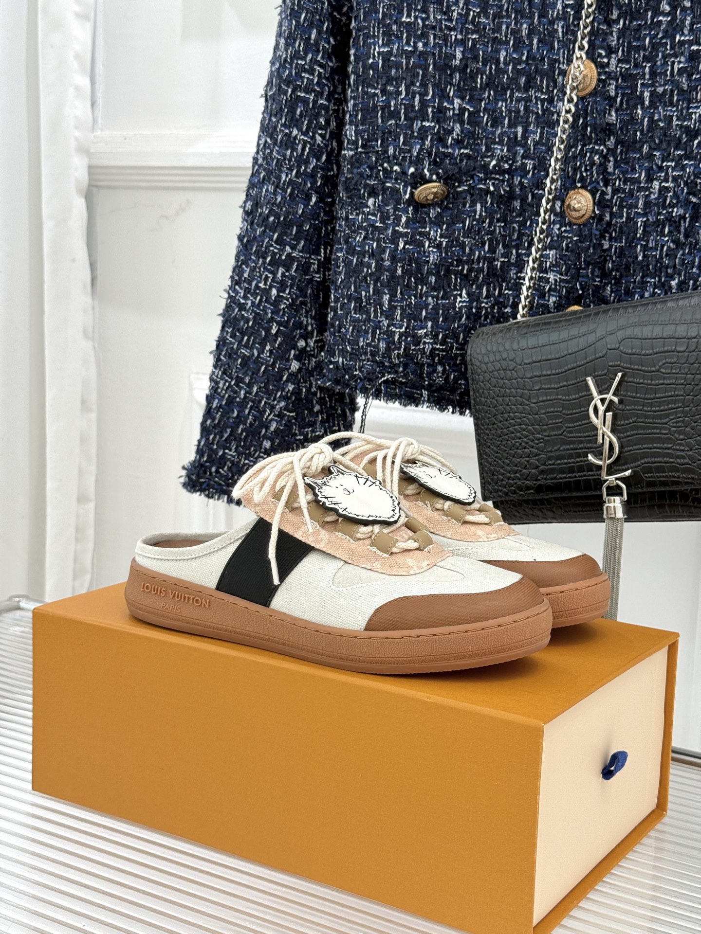 LV&Grace联名款26WF早春新品老花休闲猫猫鞋半拖当路易威登百年旅行基因邂逅与灵动俏皮的猫咪世界便