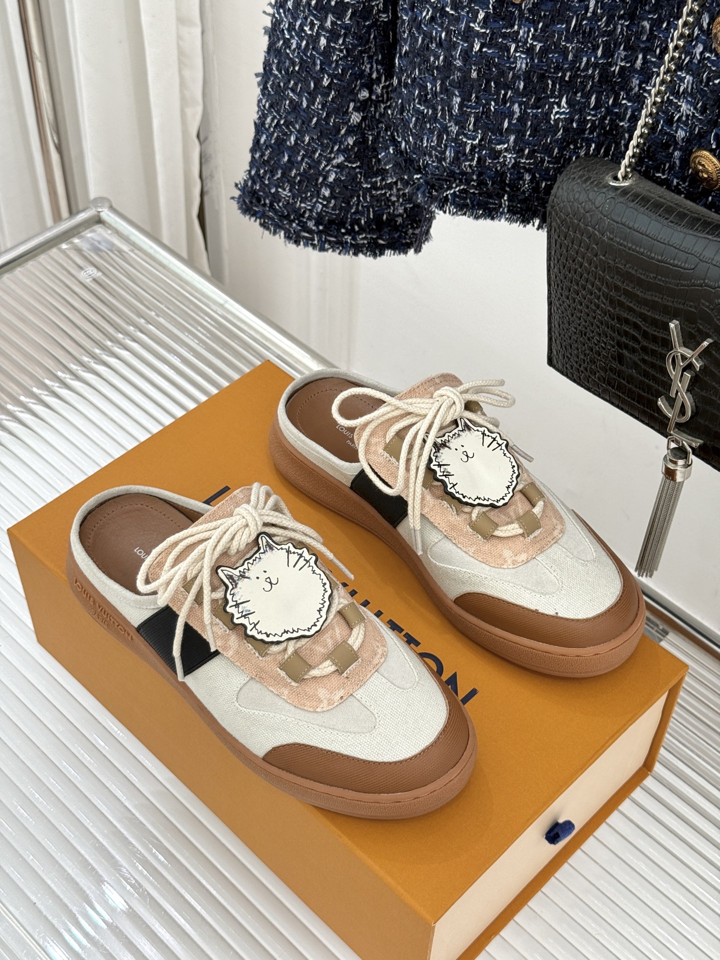 LV&Grace联名款26WF早春新品老花休闲猫猫鞋半拖当路易威登百年旅行基因邂逅与灵动俏皮的猫咪世界便