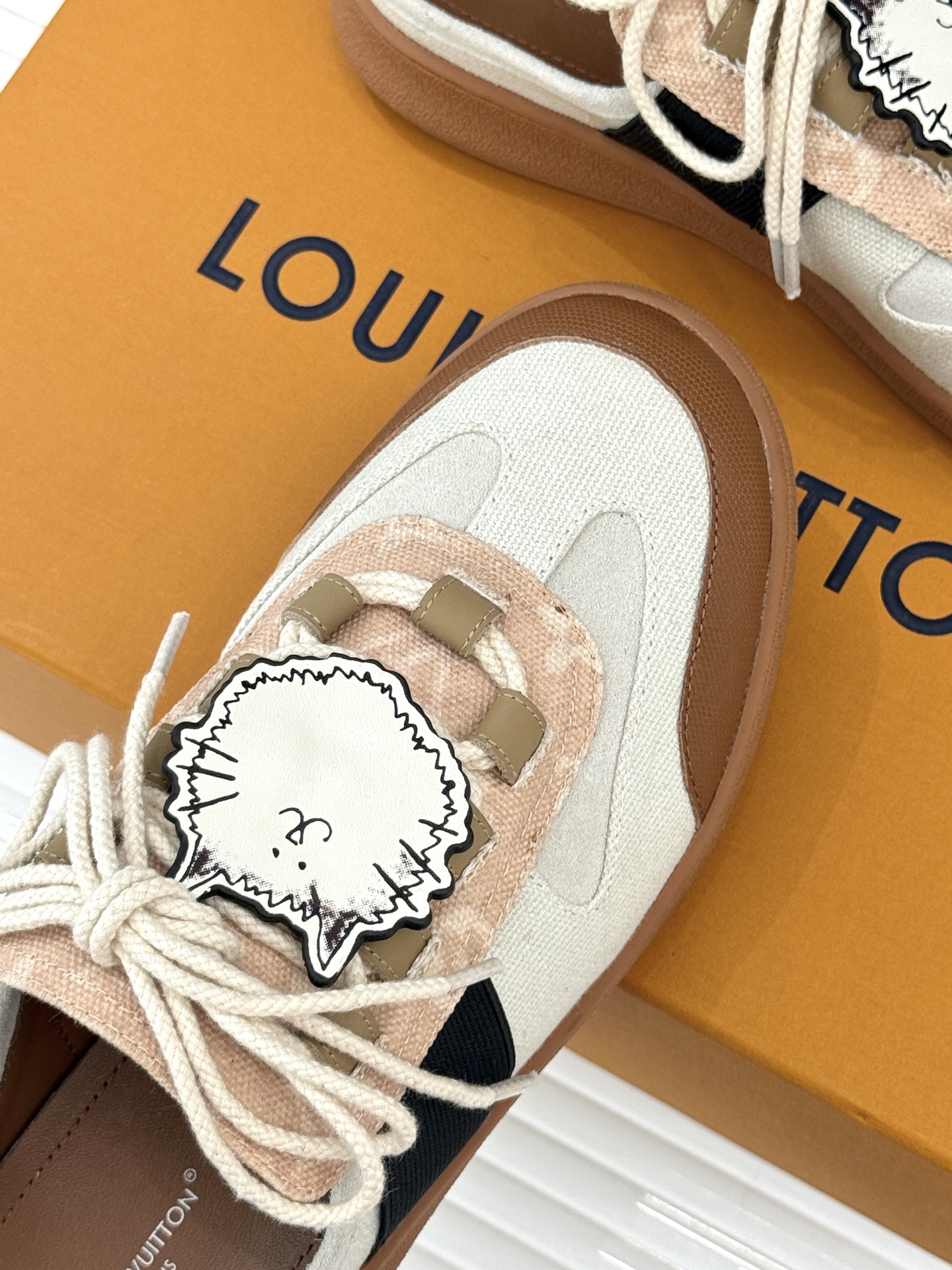 LV&Grace联名款26WF早春新品老花休闲猫猫鞋半拖当路易威登百年旅行基因邂逅与灵动俏皮的猫咪世界便