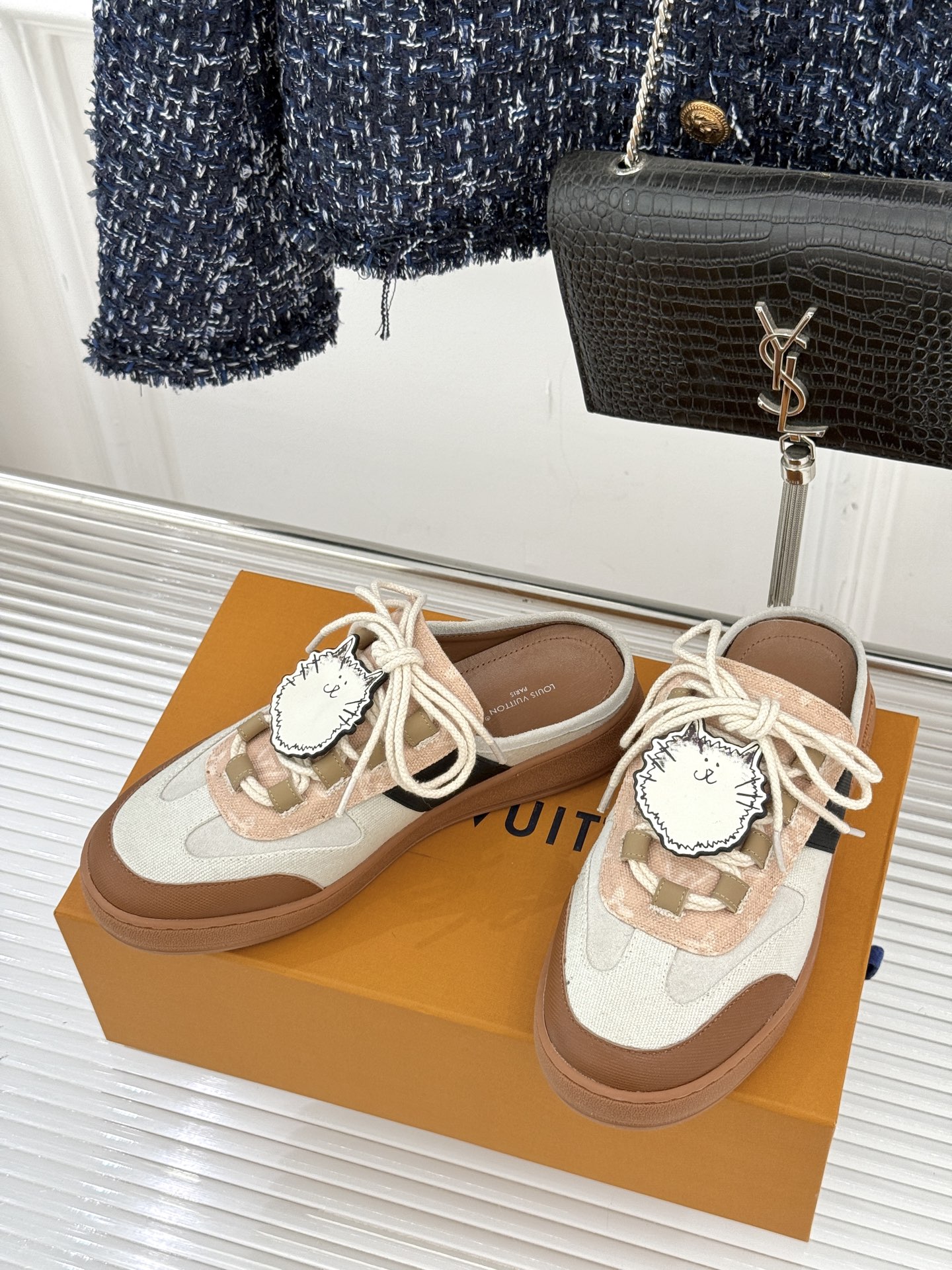 LV&Grace联名款26WF早春新品老花休闲猫猫鞋半拖当路易威登百年旅行基因邂逅与灵动俏皮的猫咪世界便