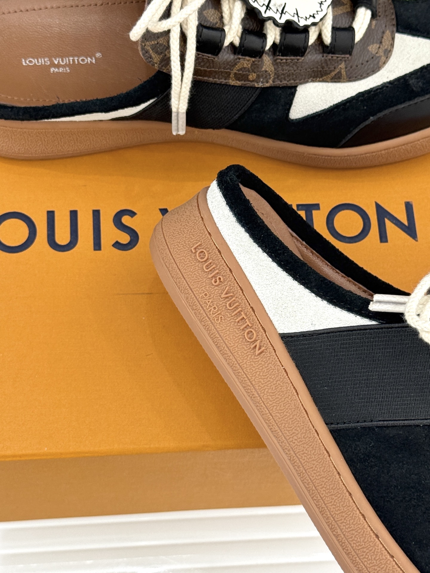 LV&Grace联名款26WF早春新品老花休闲猫猫鞋半拖当路易威登百年旅行基因邂逅与灵动俏皮的猫咪世界便