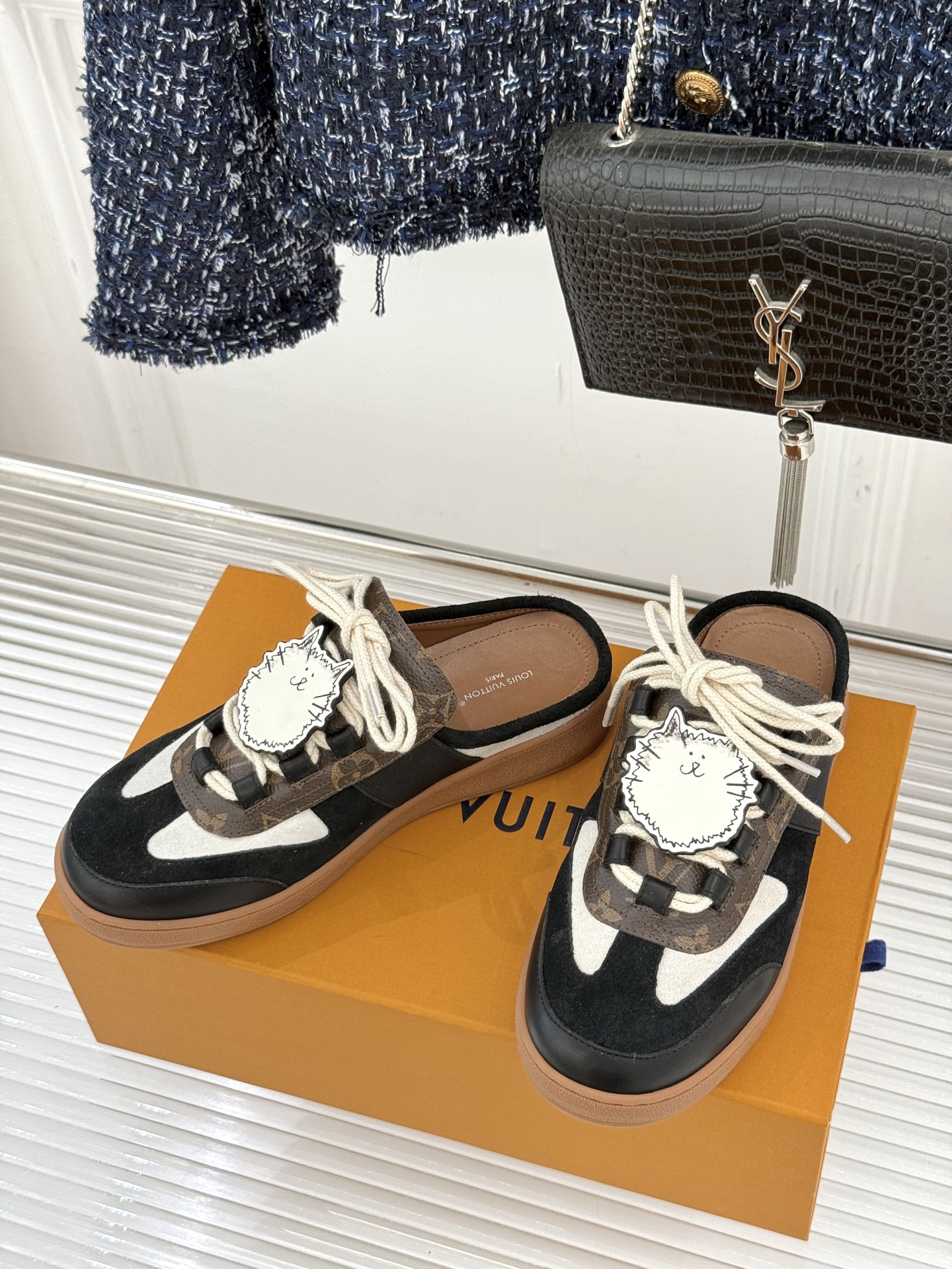 LV&Grace联名款26WF早春新品老花休闲猫猫鞋半拖当路易威登百年旅行基因邂逅与灵动俏皮的猫咪世界便