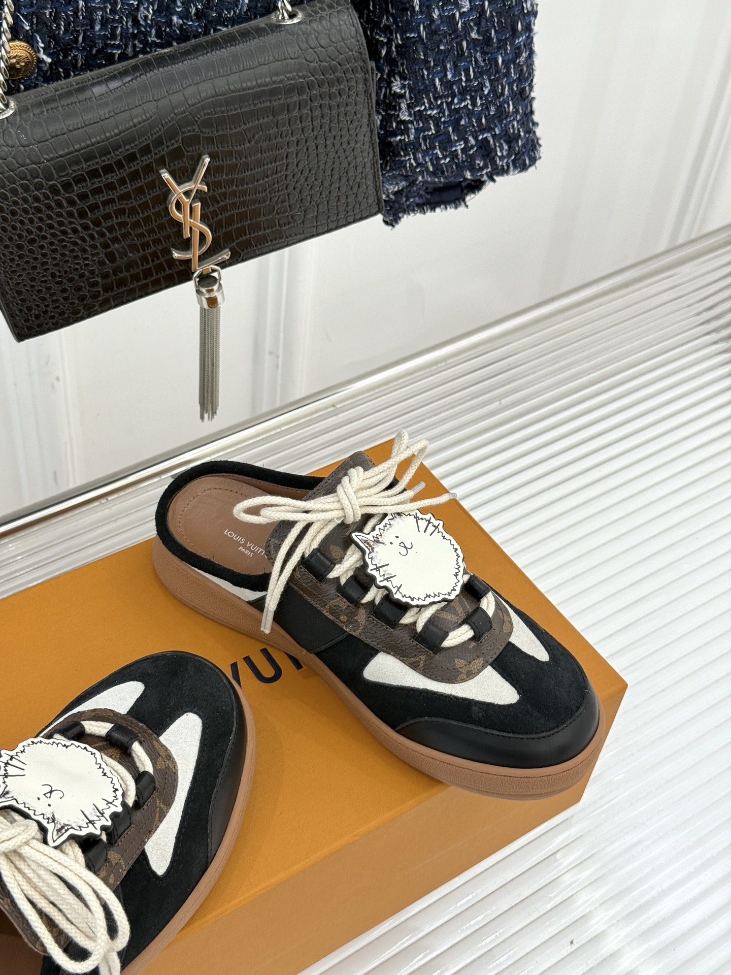 LV&Grace联名款26WF早春新品老花休闲猫猫鞋半拖当路易威登百年旅行基因邂逅与灵动俏皮的猫咪世界便