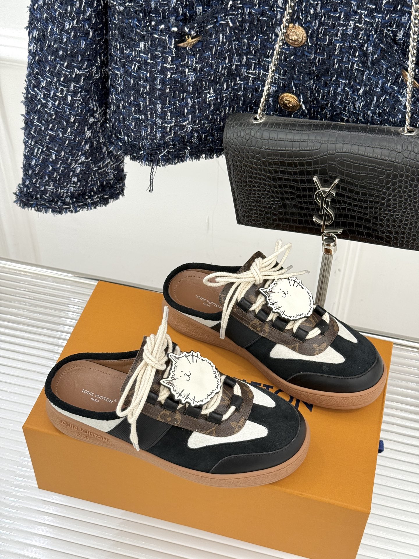 LV&Grace联名款26WF早春新品老花休闲猫猫鞋半拖当路易威登百年旅行基因邂逅与灵动俏皮的猫咪世界便