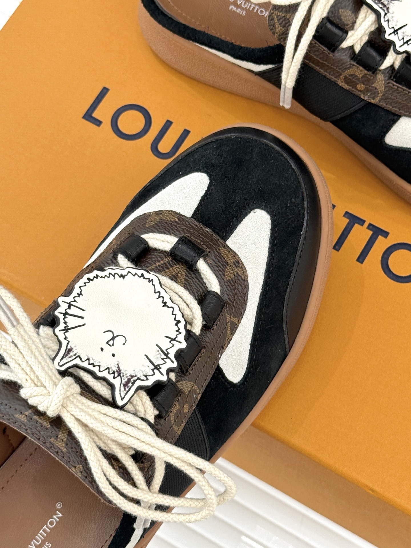 LV&Grace联名款26WF早春新品老花休闲猫猫鞋半拖当路易威登百年旅行基因邂逅与灵动俏皮的猫咪世界便