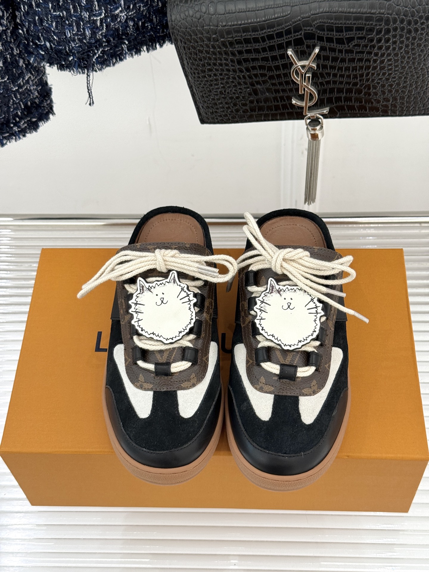 LV&Grace联名款26WF早春新品老花休闲猫猫鞋半拖当路易威登百年旅行基因邂逅与灵动俏皮的猫咪世界便