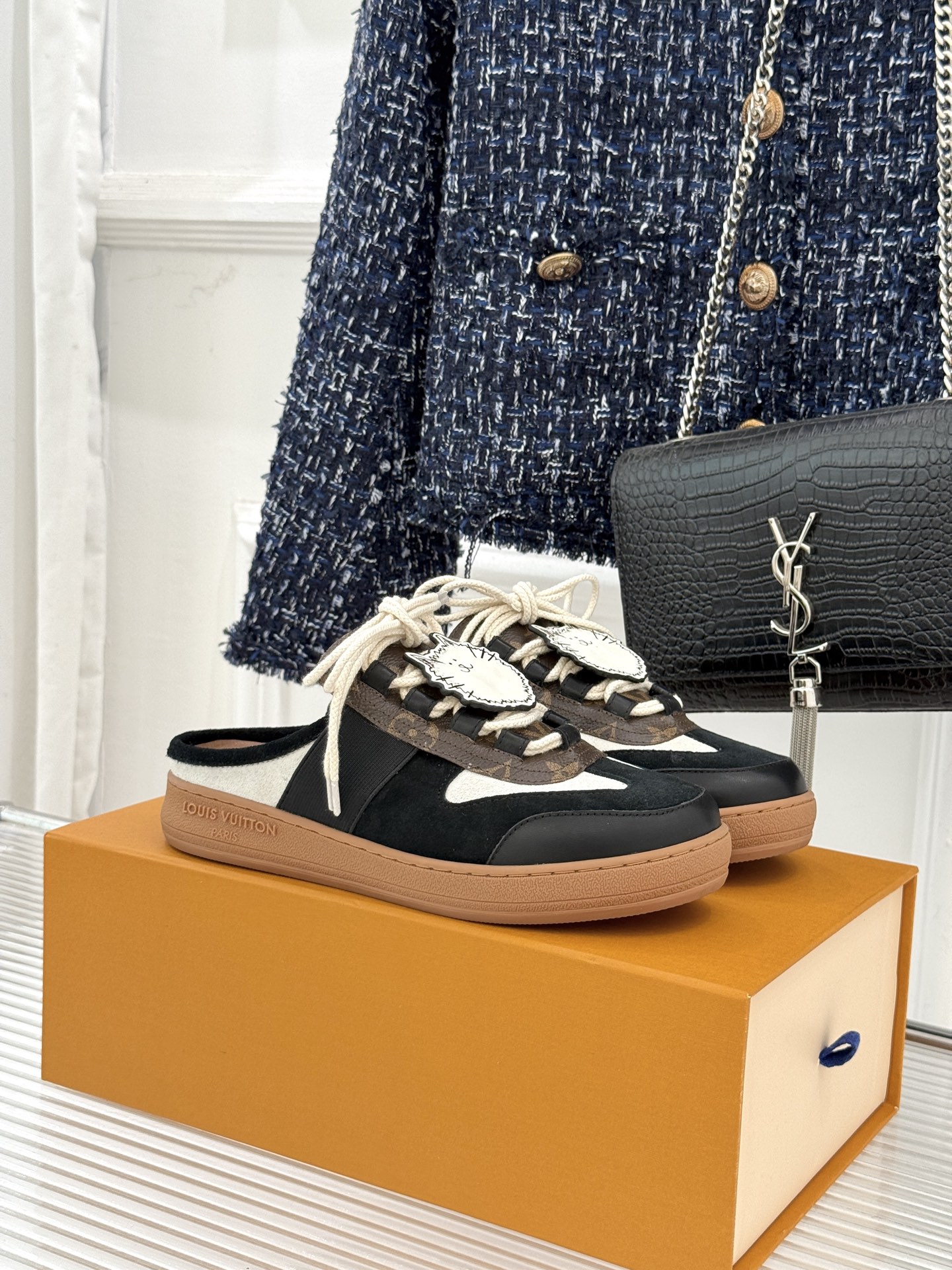 NO:707943,LV&Grace co-branded 26WF early spring new presbyopia casual cat shoes half-flop. When Louis Vuitton's century-old travel gene encounters the smart and playful world of cats, it becomes the perfect symbiosis of luxury and childlike healing. It breaks the calm stereotype of LV presbyopia. It hides hand-painted cute cats in classic textures and uses the lazy and advanced posture of half-drag, making every step covered with gentleness and nobility.  It is not only a collectible item co-branded by luxury brands, but also the favorite of cat lovers and fashionistas. The retro brown color is suitable for autumn and winter wear. Each model can be easily integrated into the wardrobe and is the highlight of all seasons. The fabric is made of original customized materials. The inner toes are all sheepskin. The original molded custom TPU outsole size35-39 (customized 40/41), half drag, louis vuitton, louis vuitton, sheepskin19860909LV&Grace联名款26WF早春新品老花 休闲猫猫鞋半拖 当路易威登百年旅行基因 邂逅与灵动俏皮的猫咪世界 便成了奢华与童趣治愈的完美共生体. 它打破LV老花的沉稳刻板 将手绘萌喵藏进经典纹路里 以半拖的慵懒高级姿态 让每一步落脚都裹着温柔与贵气 既是奢牌联名的收藏级单品 更是猫奴与时尚精的心头挚爱. 复古咖棕适配秋冬穿搭 每一款都能轻松融入衣橱 承包四季穿搭的亮点. 面料采用原版定制材质 内里踮脚均为羊皮 原版开模定制TPU大底 size35-39（40/41定制）,半拖,louis vuitton,louis vuitton,sheepskin,Women's Shoes