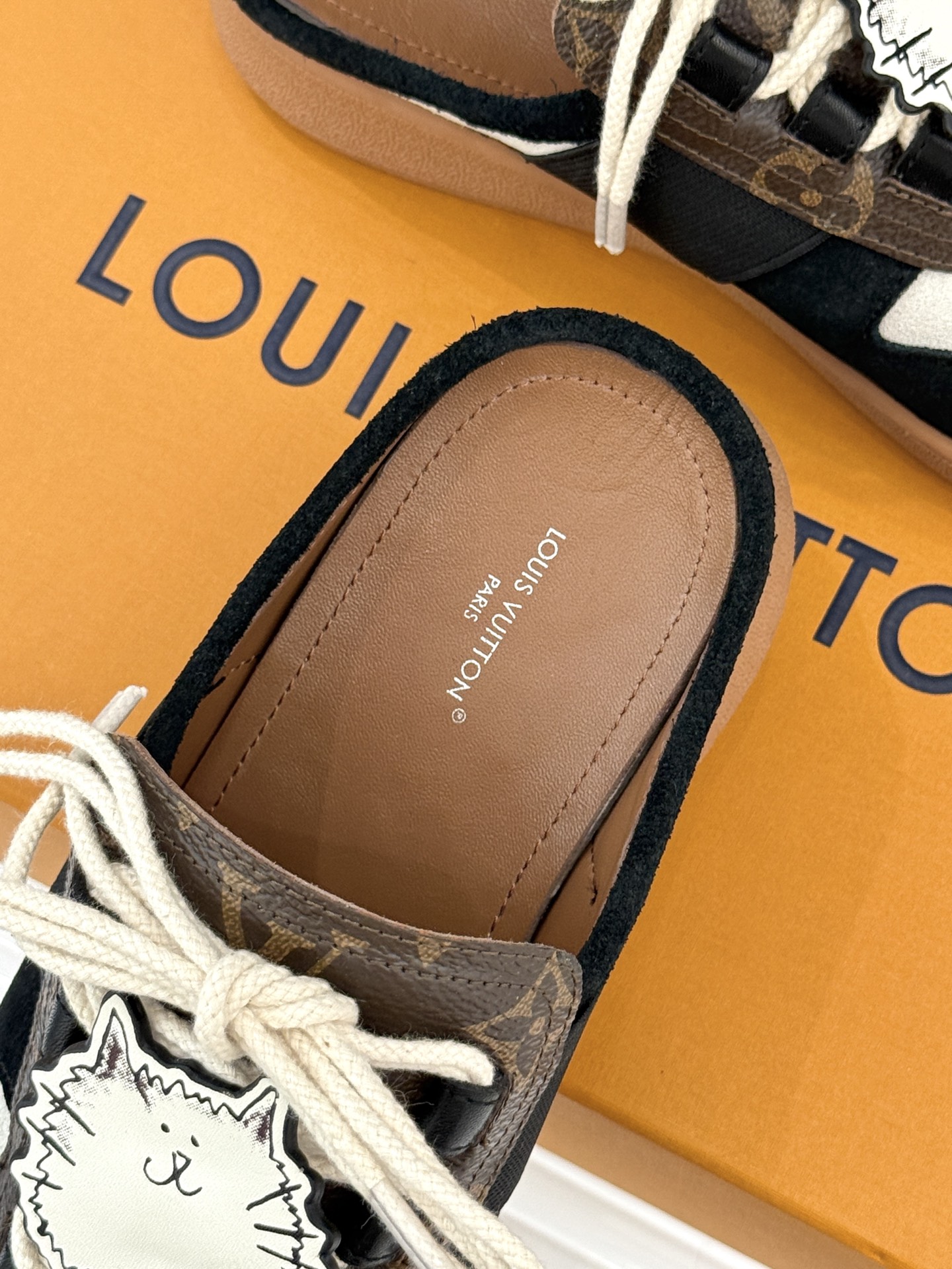 LV&Grace联名款26WF早春新品老花休闲猫猫鞋半拖当路易威登百年旅行基因邂逅与灵动俏皮的猫咪世界便