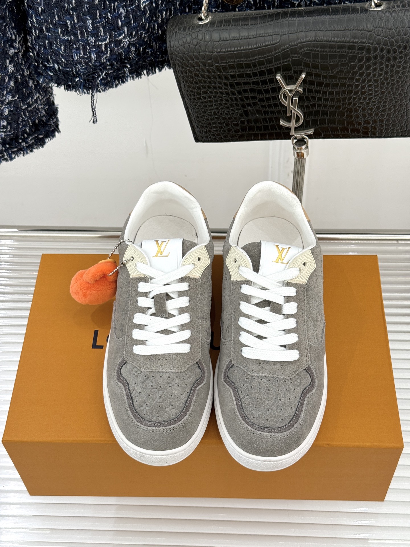 L*V驴家26WF早春新品老花情侣款休闲小白鞋板鞋结合“居家奢华”与“松弛自由”的核心理念它将聚焦老花暗