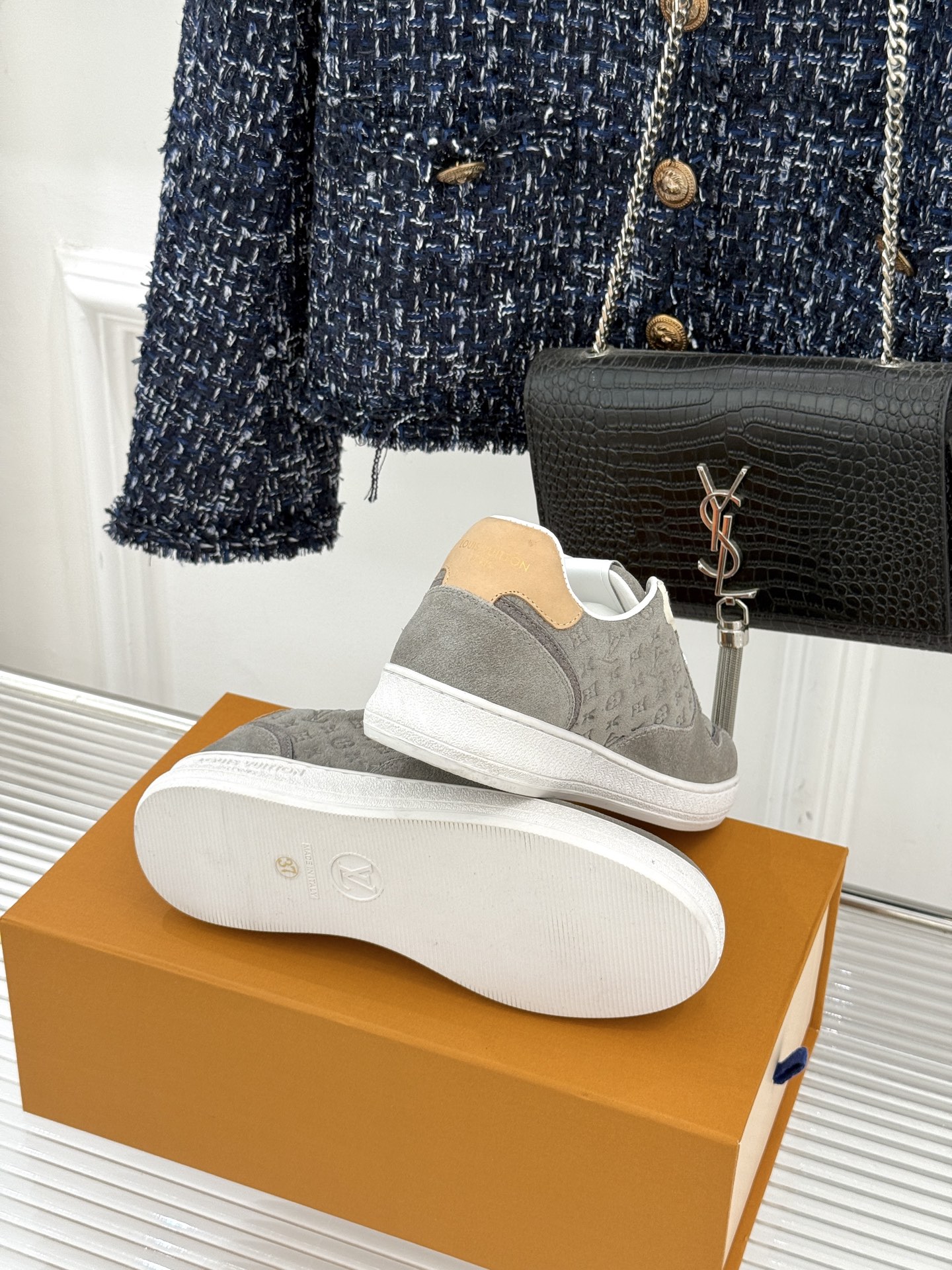 L*V驴家26WF早春新品老花情侣款休闲小白鞋板鞋结合“居家奢华”与“松弛自由”的核心理念它将聚焦老花暗