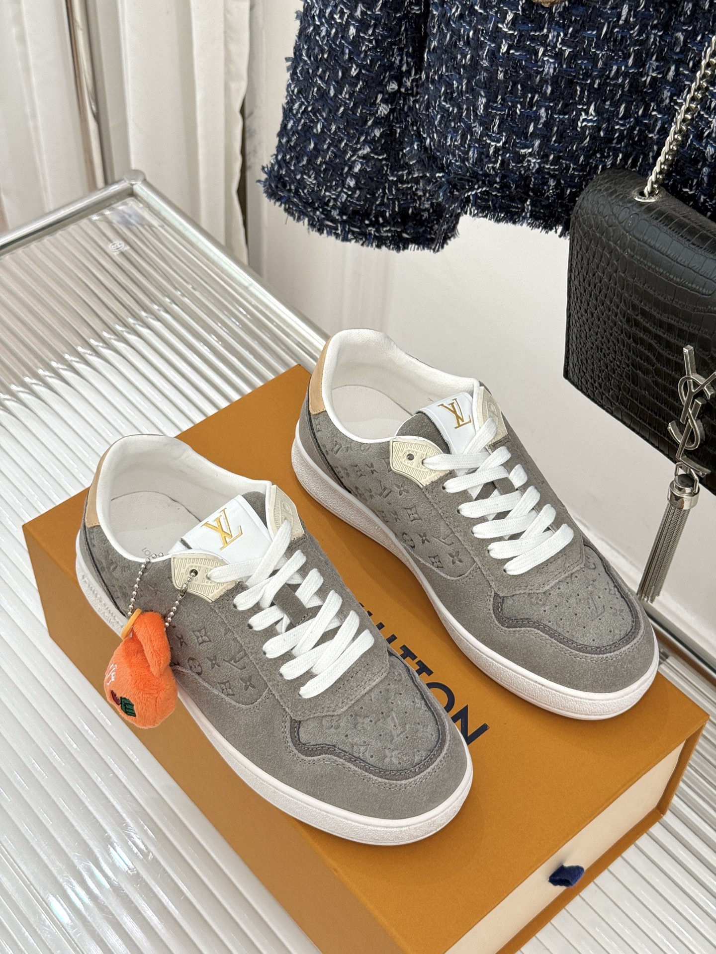 L*V驴家26WF早春新品老花情侣款休闲小白鞋板鞋结合“居家奢华”与“松弛自由”的核心理念它将聚焦老花暗