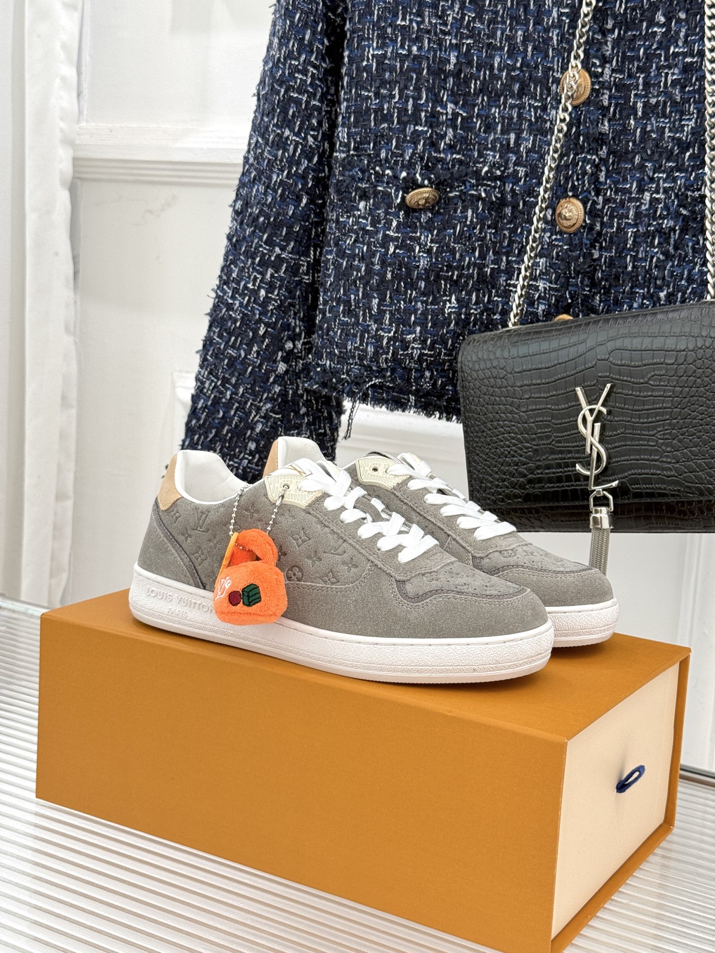 L*V驴家26WF早春新品老花情侣款休闲小白鞋板鞋结合“居家奢华”与“松弛自由”的核心理念它将聚焦老花暗