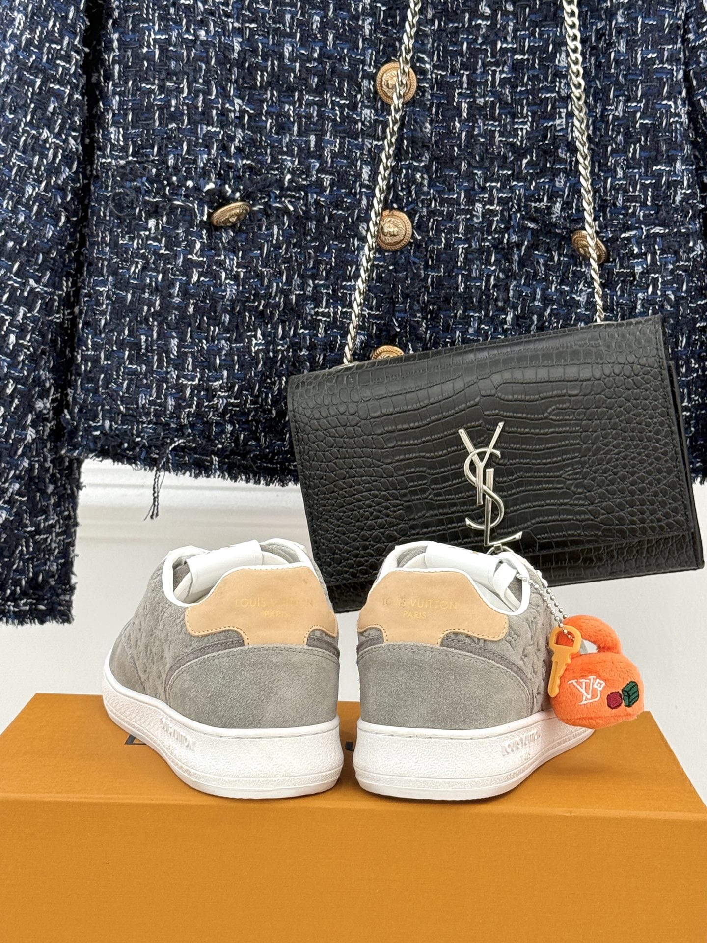 L*V驴家26WF早春新品老花情侣款休闲小白鞋板鞋结合“居家奢华”与“松弛自由”的核心理念它将聚焦老花暗