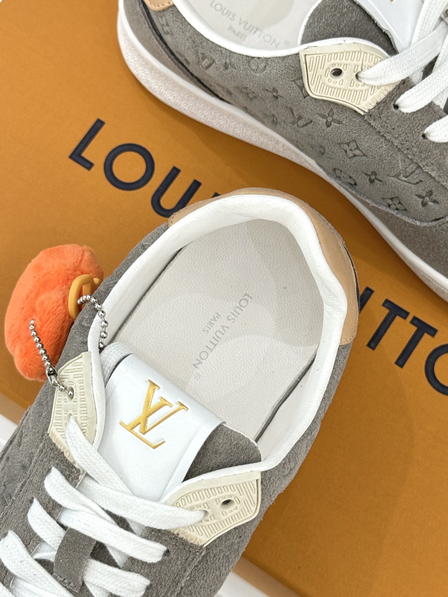 L*V驴家26WF早春新品老花情侣款休闲小白鞋板鞋结合“居家奢华”与“松弛自由”的核心理念它将聚焦老花暗