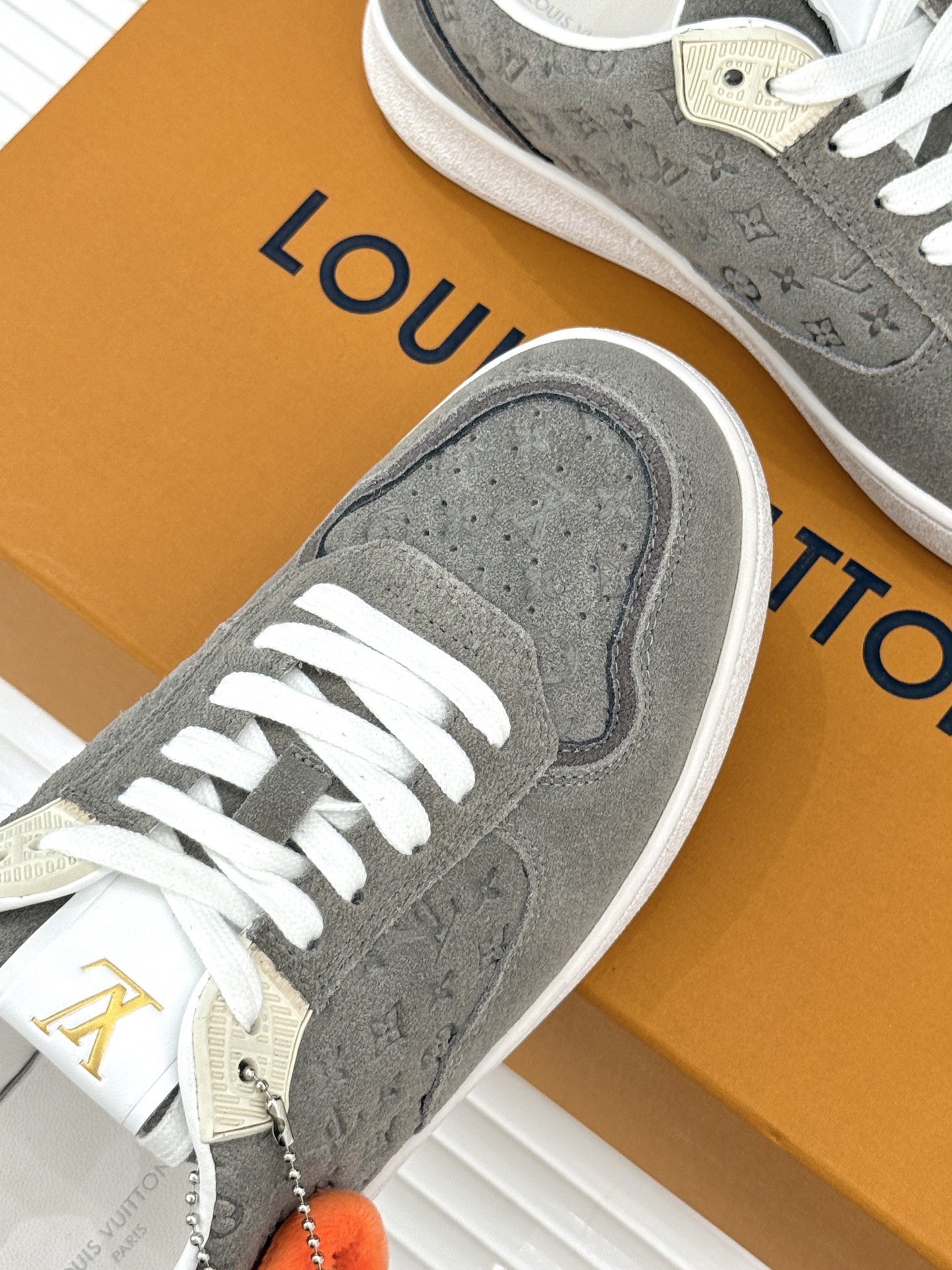 L*V驴家26WF早春新品老花情侣款休闲小白鞋板鞋结合“居家奢华”与“松弛自由”的核心理念它将聚焦老花暗