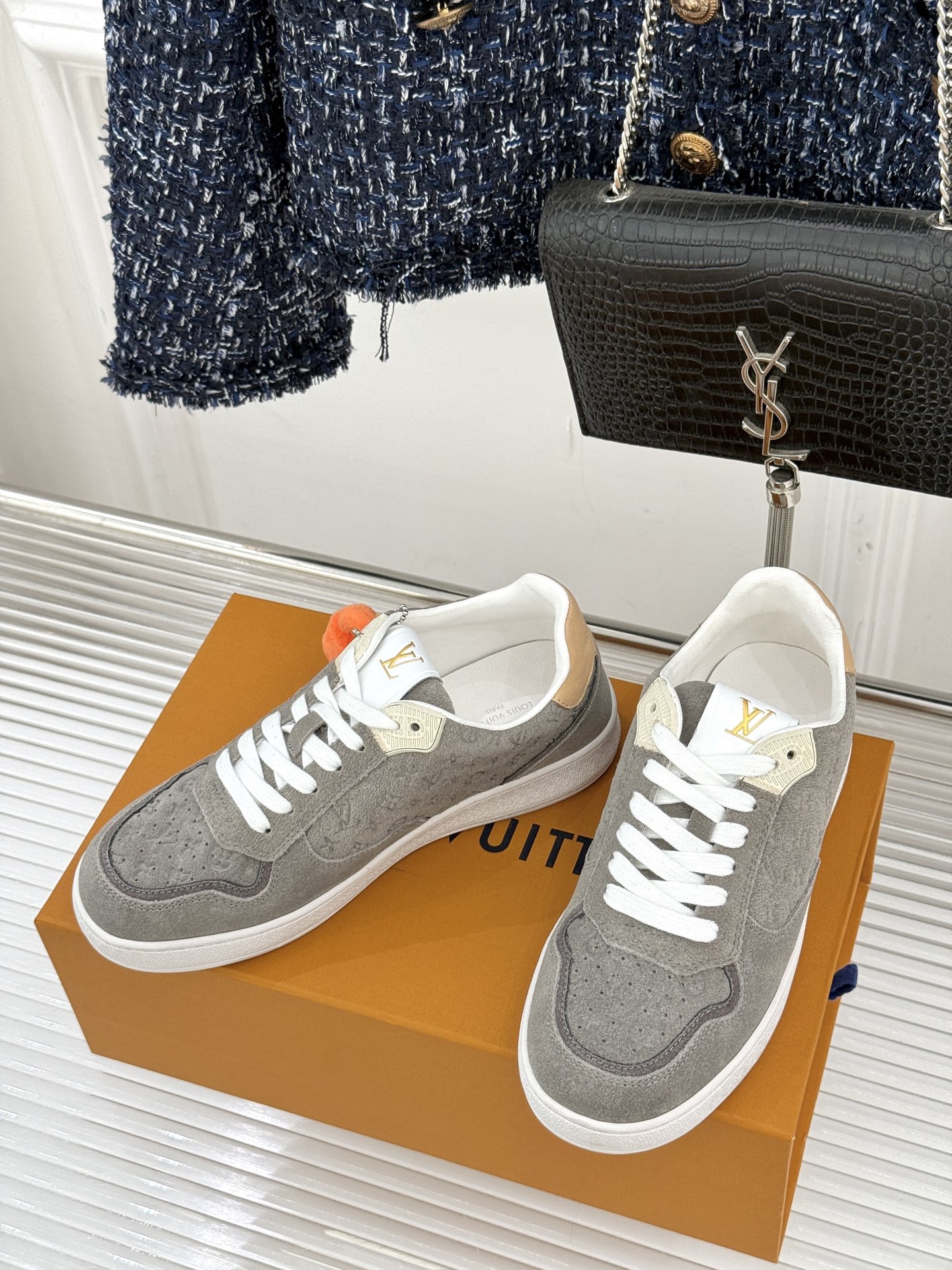 L*V驴家26WF早春新品老花情侣款休闲小白鞋板鞋结合“居家奢华”与“松弛自由”的核心理念它将聚焦老花暗