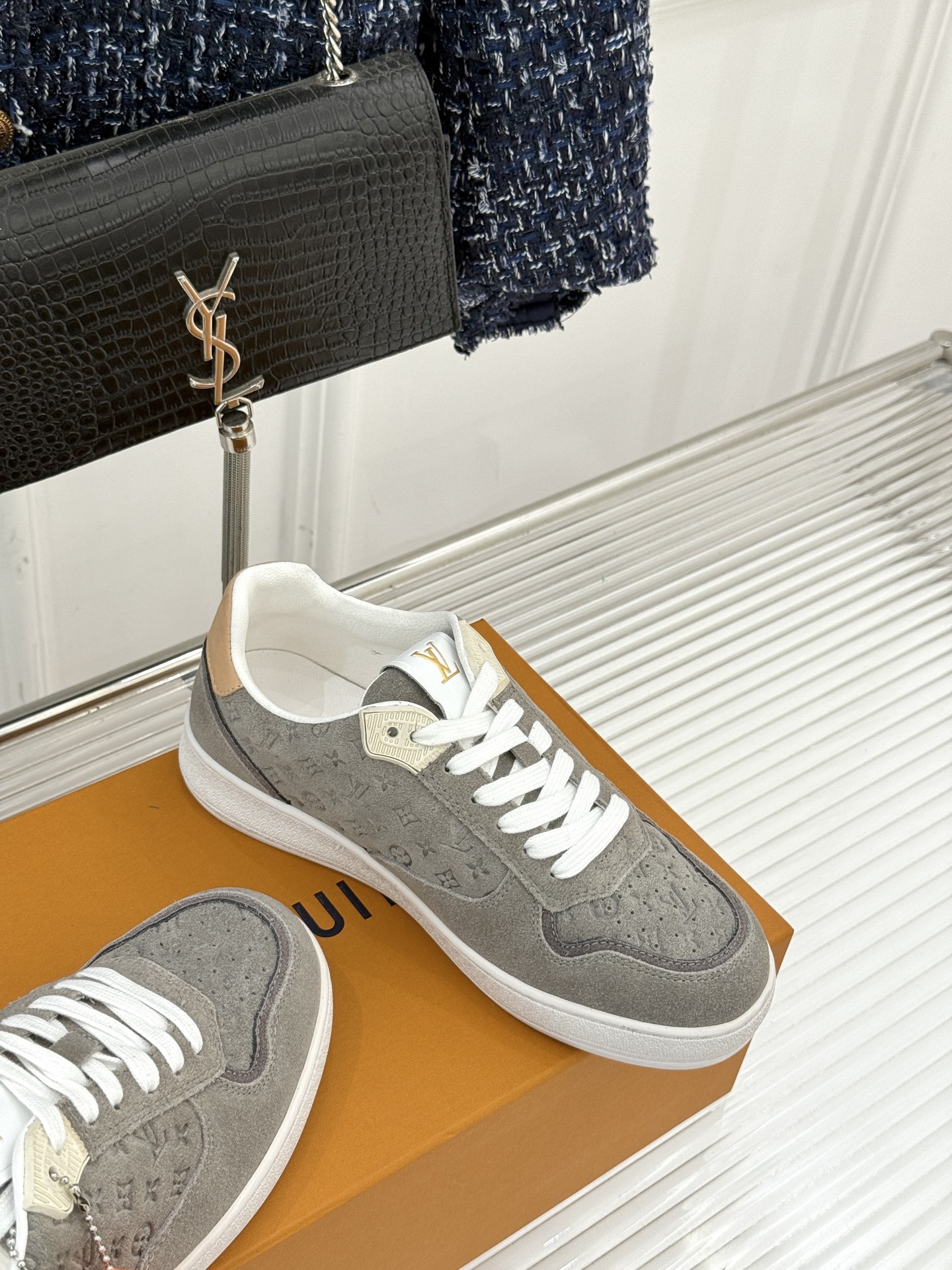 L*V驴家26WF早春新品老花情侣款休闲小白鞋板鞋结合“居家奢华”与“松弛自由”的核心理念它将聚焦老花暗