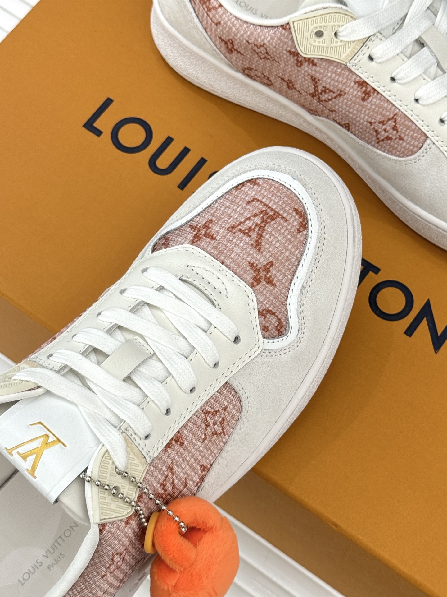 L*V驴家26WF早春新品老花情侣款休闲小白鞋板鞋结合“居家奢华”与“松弛自由”的核心理念它将聚焦老花暗