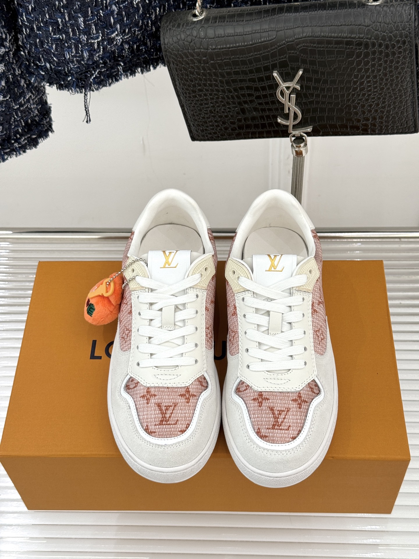 L*V驴家26WF早春新品老花情侣款休闲小白鞋板鞋结合“居家奢华”与“松弛自由”的核心理念它将聚焦老花暗