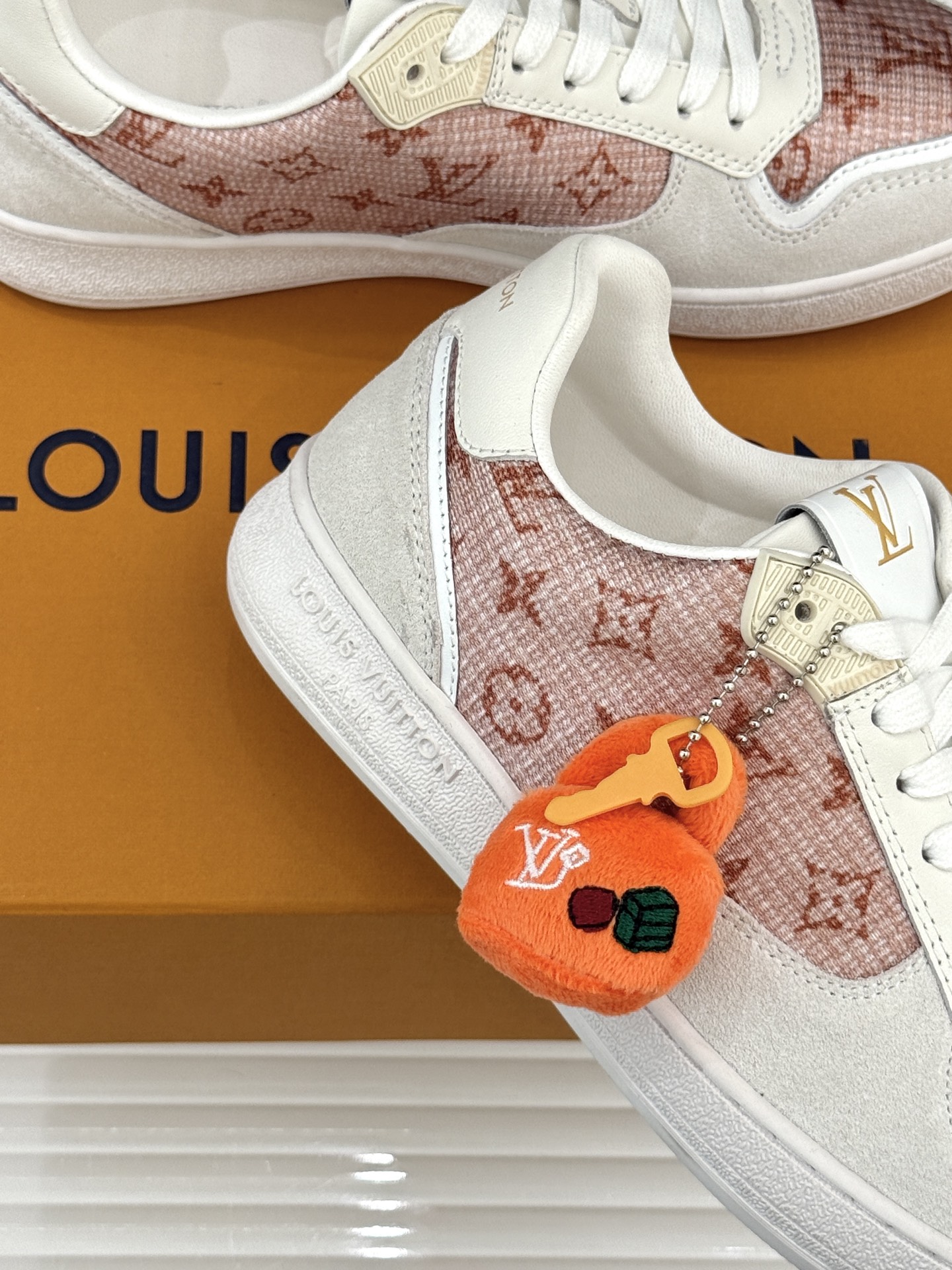 L*V驴家26WF早春新品老花情侣款休闲小白鞋板鞋结合“居家奢华”与“松弛自由”的核心理念它将聚焦老花暗