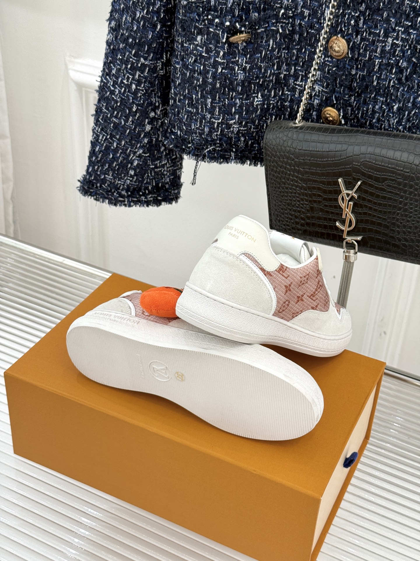 L*V驴家26WF早春新品老花情侣款休闲小白鞋板鞋结合“居家奢华”与“松弛自由”的核心理念它将聚焦老花暗