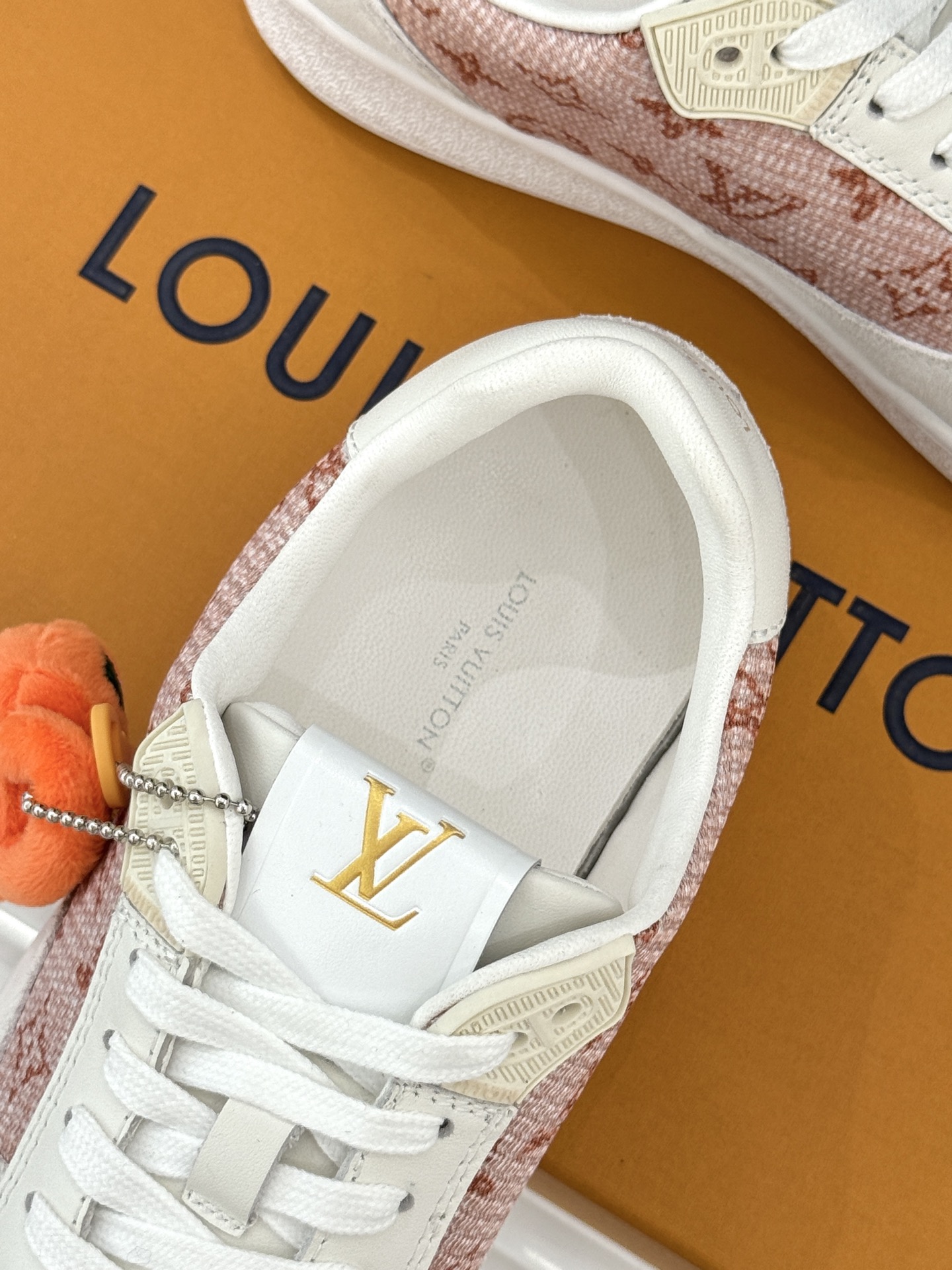 L*V驴家26WF早春新品老花情侣款休闲小白鞋板鞋结合“居家奢华”与“松弛自由”的核心理念它将聚焦老花暗