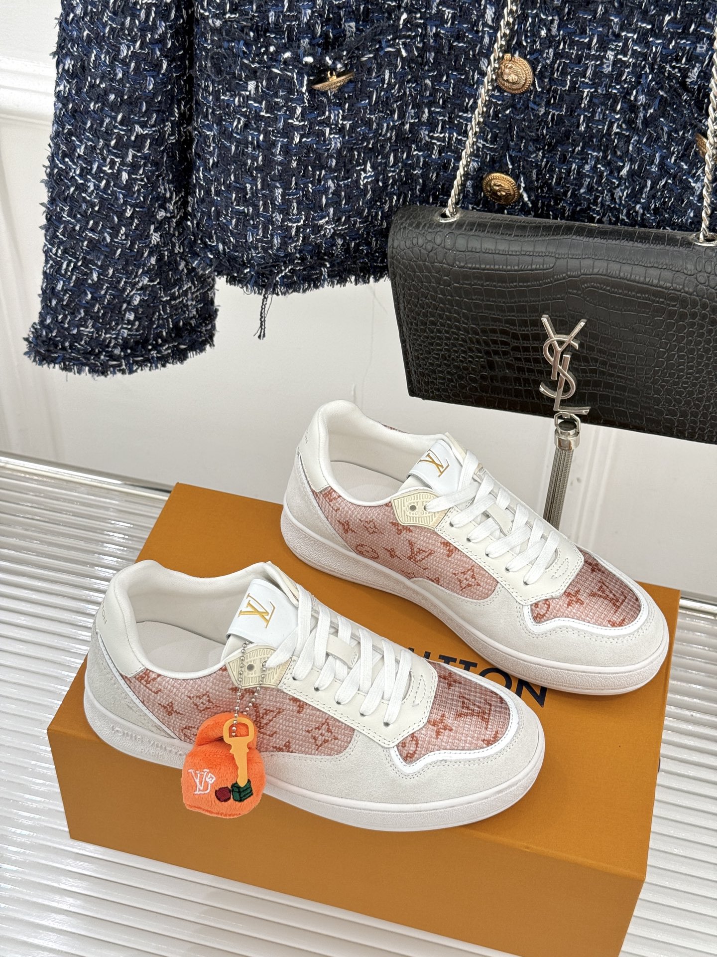 L*V驴家26WF早春新品老花情侣款休闲小白鞋板鞋结合“居家奢华”与“松弛自由”的核心理念它将聚焦老花暗