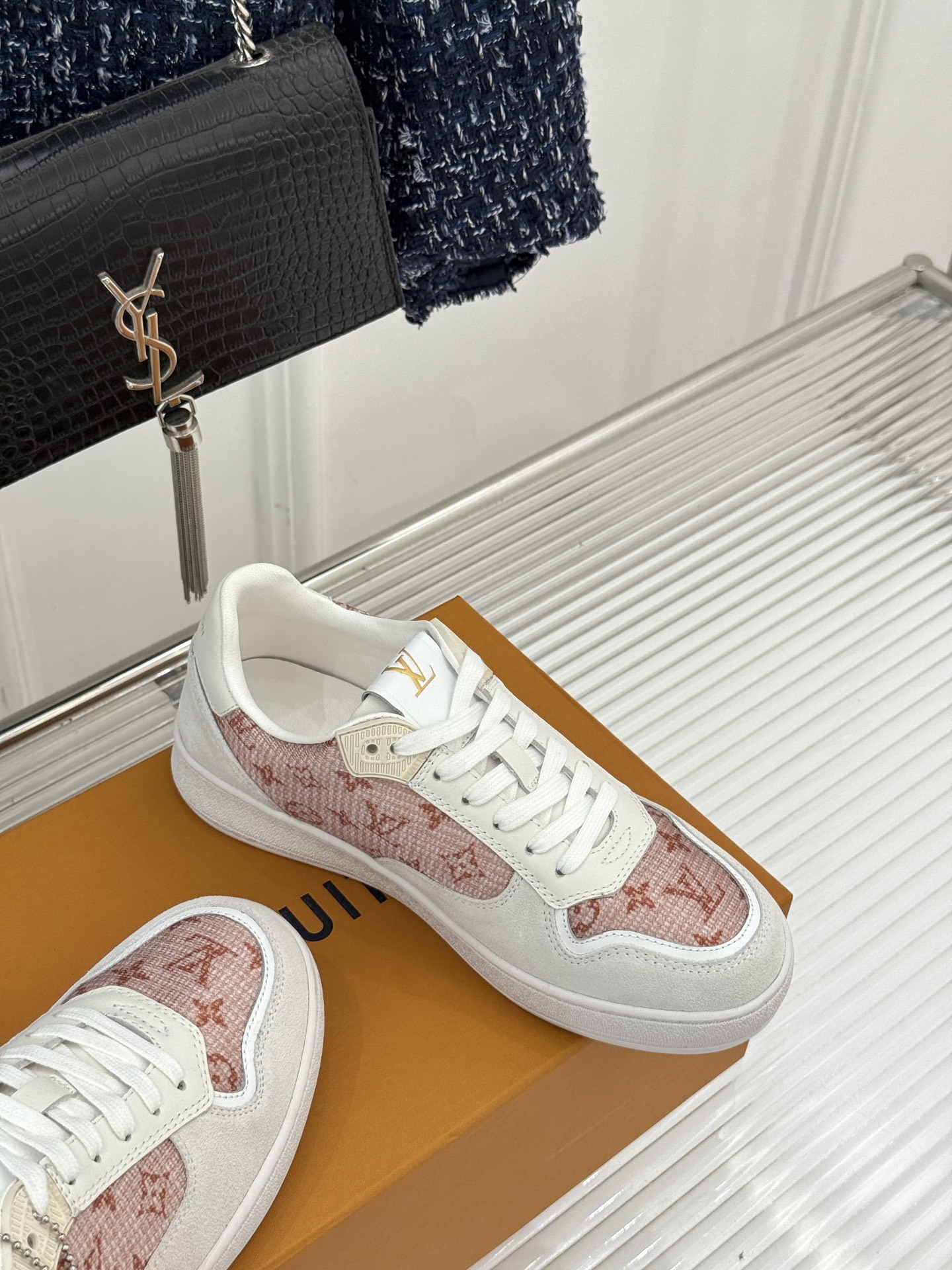 L*V驴家26WF早春新品老花情侣款休闲小白鞋板鞋结合“居家奢华”与“松弛自由”的核心理念它将聚焦老花暗