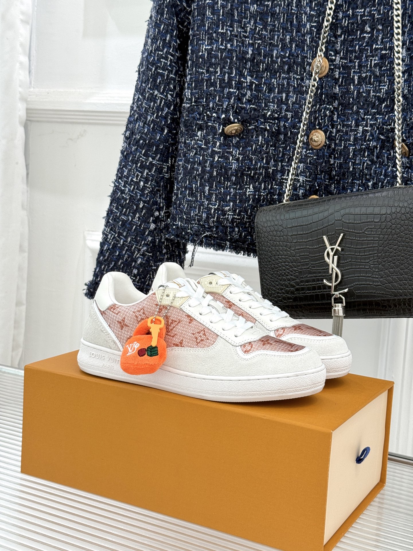 L*V驴家26WF早春新品老花情侣款休闲小白鞋板鞋结合“居家奢华”与“松弛自由”的核心理念它将聚焦老花暗