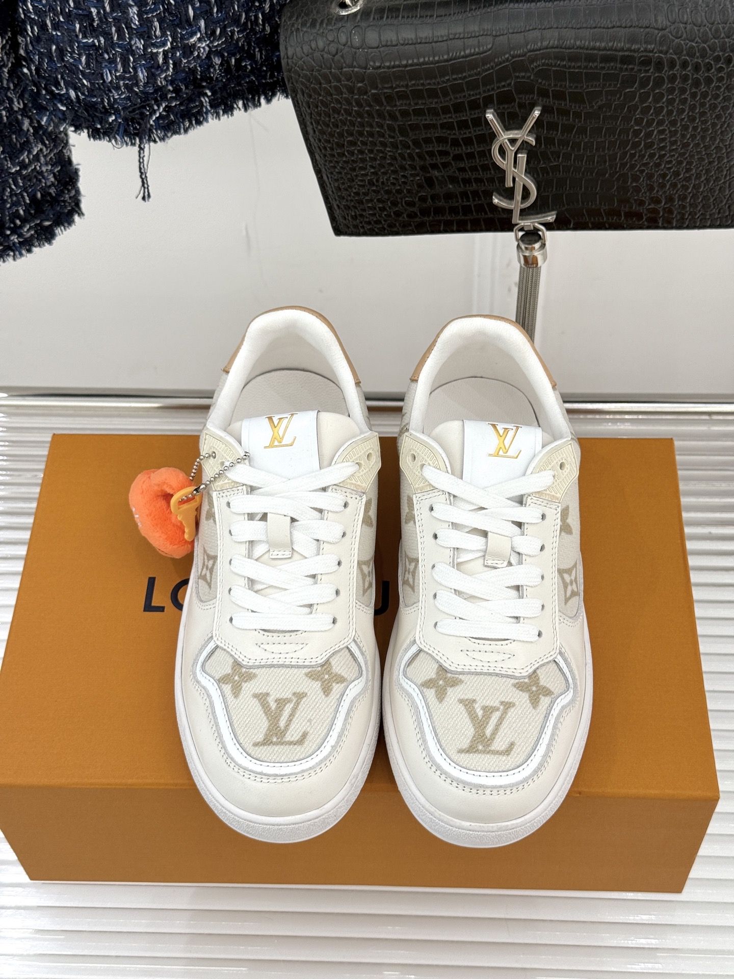 L*V驴家26WF早春新品老花情侣款休闲小白鞋板鞋结合“居家奢华”与“松弛自由”的核心理念它将聚焦老花暗