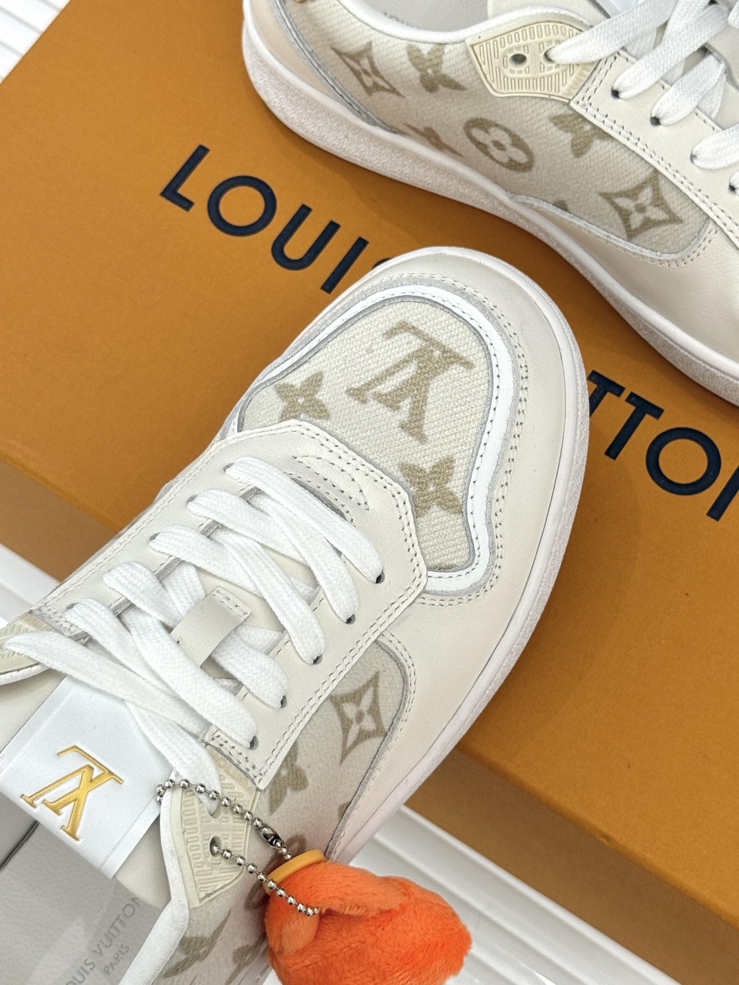 L*V驴家26WF早春新品老花情侣款休闲小白鞋板鞋结合“居家奢华”与“松弛自由”的核心理念它将聚焦老花暗