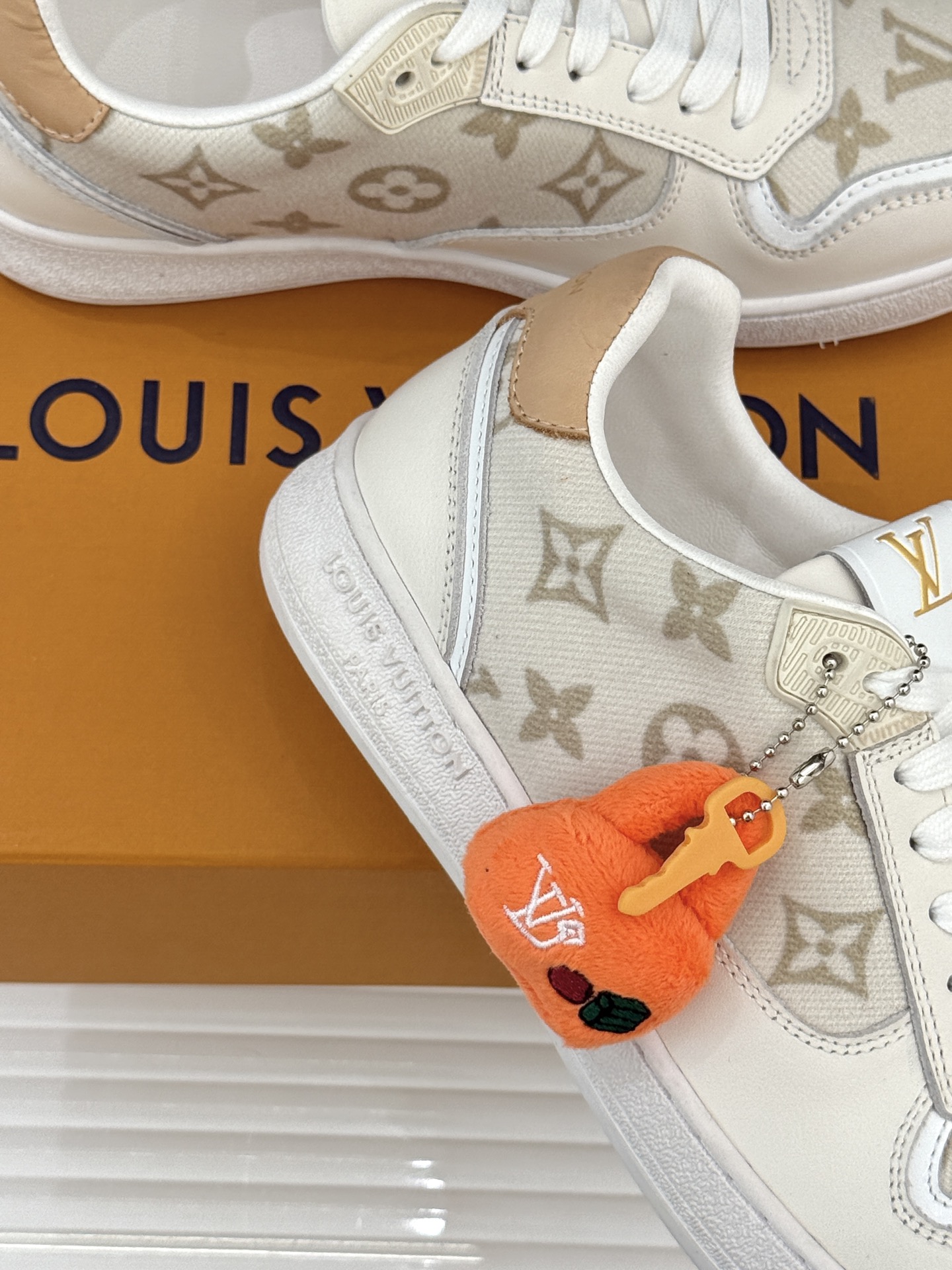 L*V驴家26WF早春新品老花情侣款休闲小白鞋板鞋结合“居家奢华”与“松弛自由”的核心理念它将聚焦老花暗