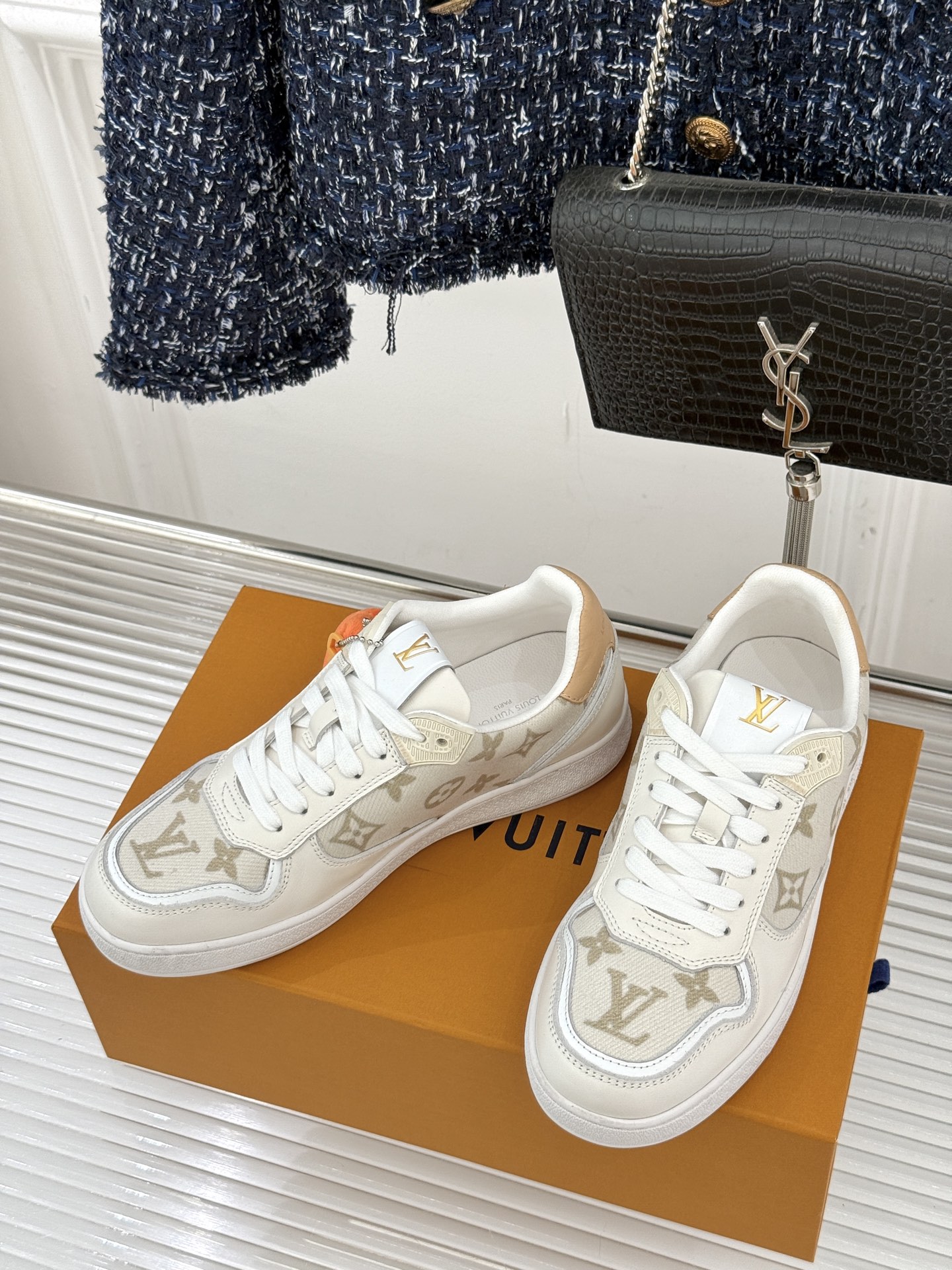 L*V驴家26WF早春新品老花情侣款休闲小白鞋板鞋结合“居家奢华”与“松弛自由”的核心理念它将聚焦老花暗