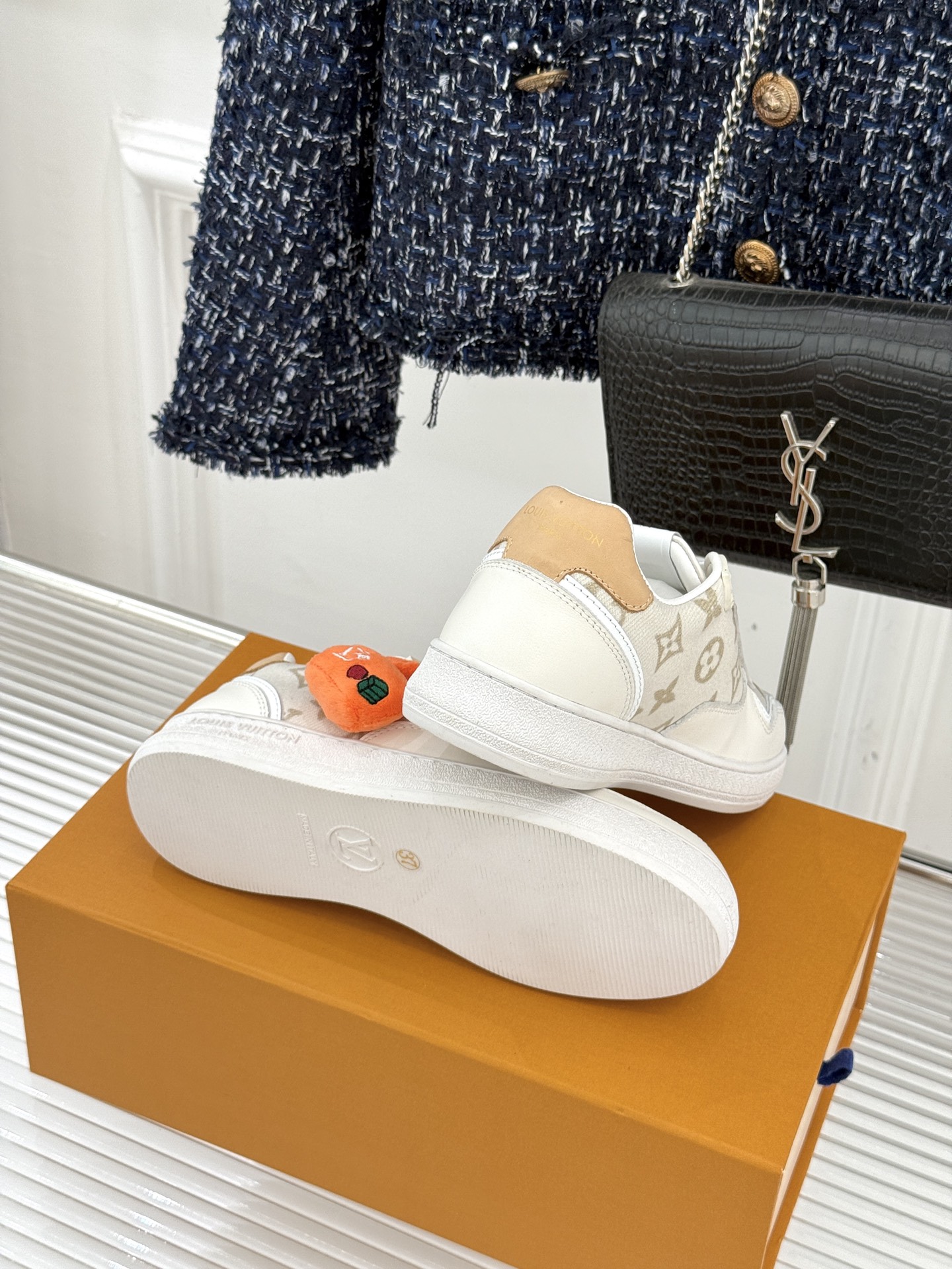 L*V驴家26WF早春新品老花情侣款休闲小白鞋板鞋结合“居家奢华”与“松弛自由”的核心理念它将聚焦老花暗