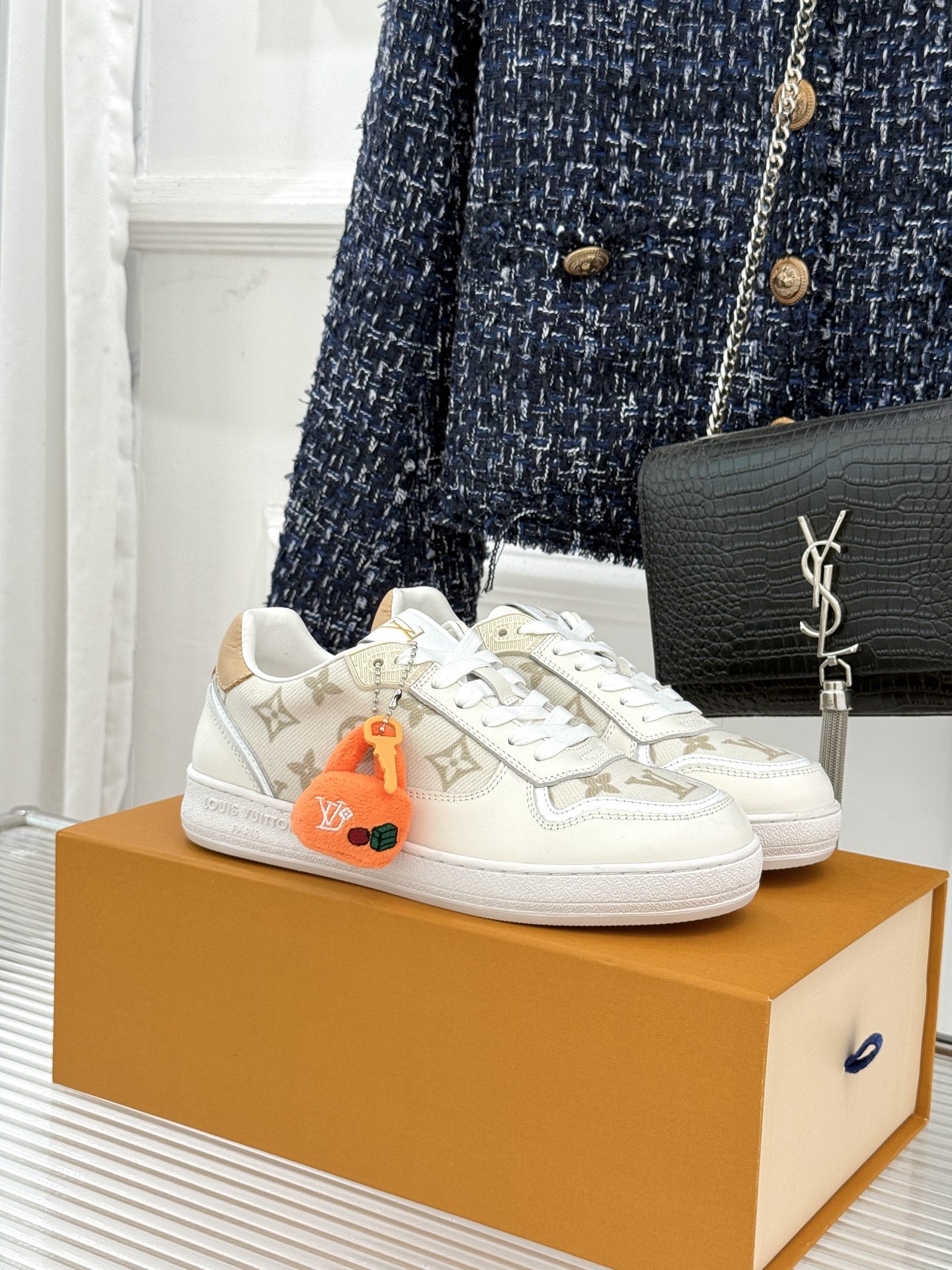 L*V驴家26WF早春新品老花情侣款休闲小白鞋板鞋结合“居家奢华”与“松弛自由”的核心理念它将聚焦老花暗