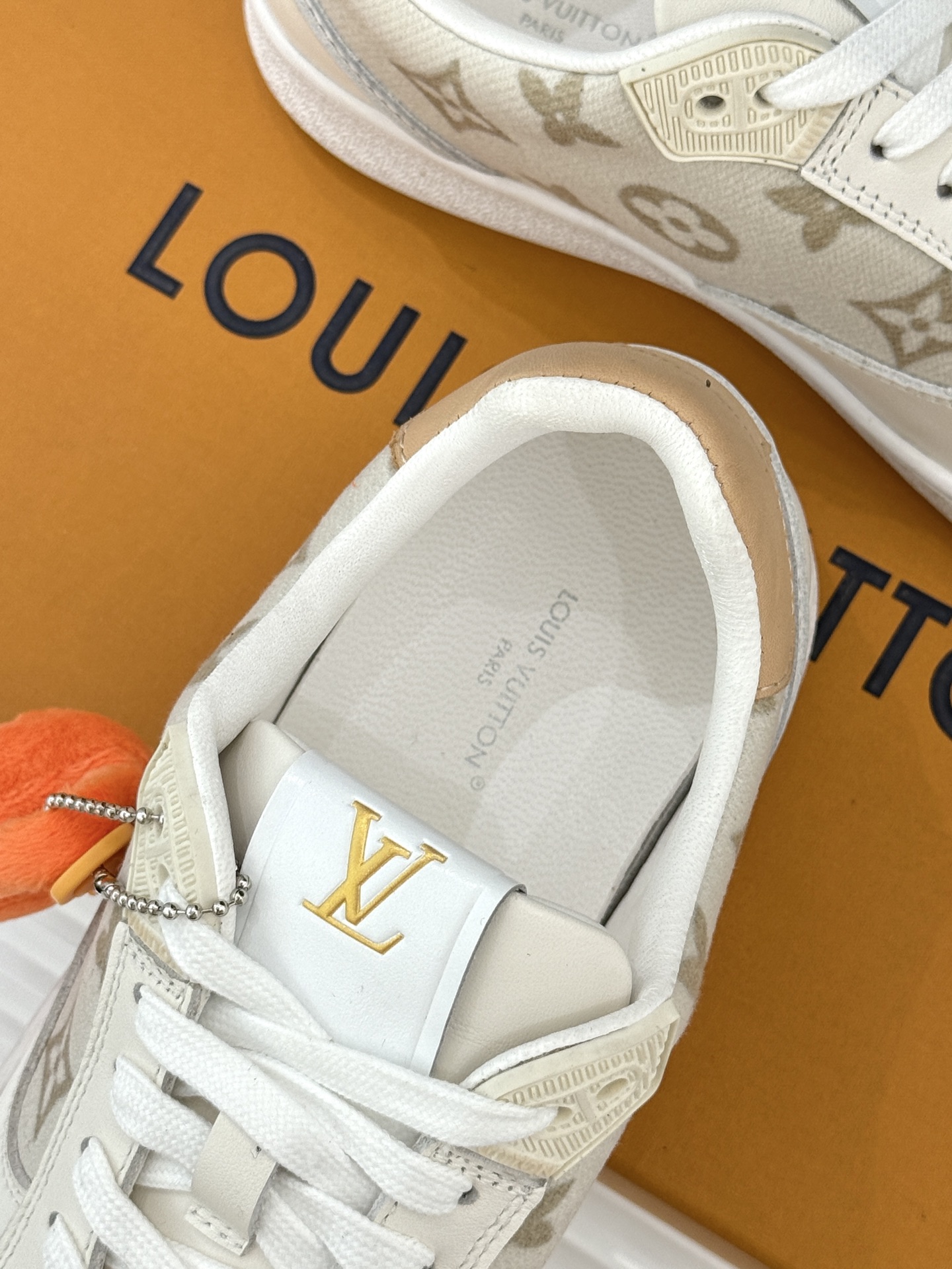 L*V驴家26WF早春新品老花情侣款休闲小白鞋板鞋结合“居家奢华”与“松弛自由”的核心理念它将聚焦老花暗