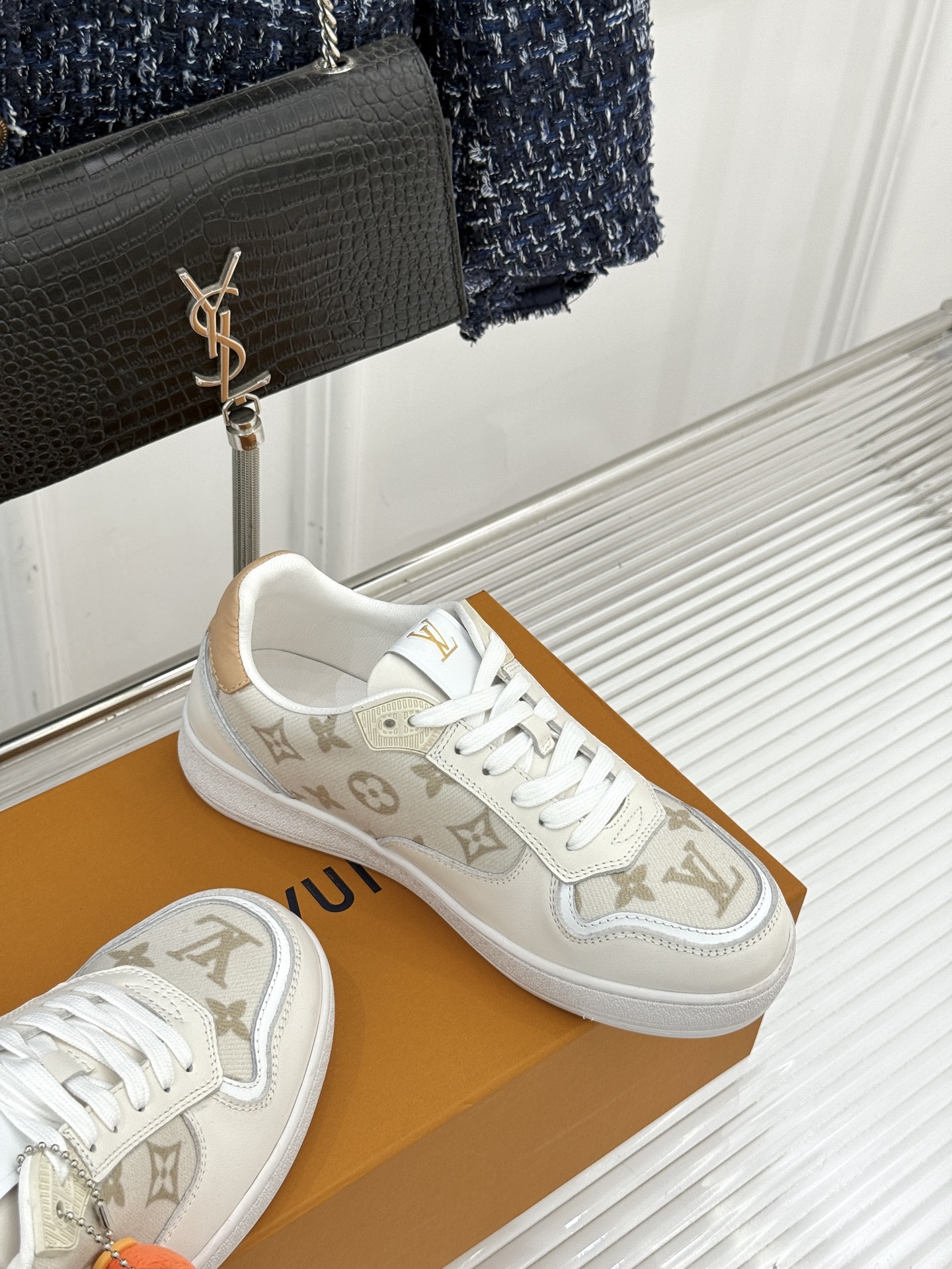 L*V驴家26WF早春新品老花情侣款休闲小白鞋板鞋结合“居家奢华”与“松弛自由”的核心理念它将聚焦老花暗