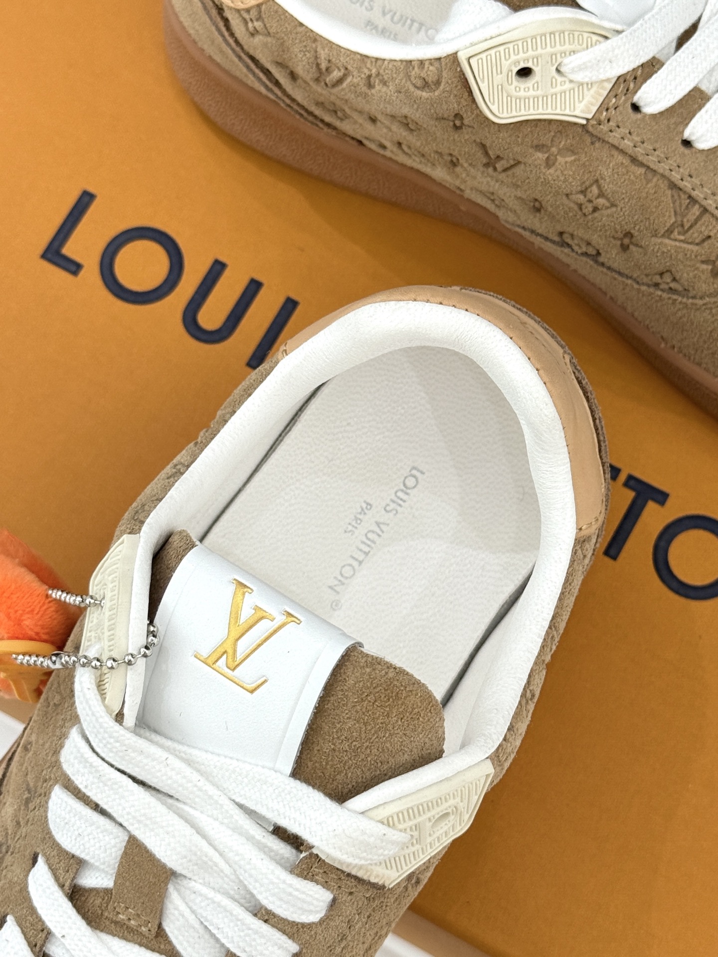 L*V驴家26WF早春新品老花情侣款休闲小白鞋板鞋结合“居家奢华”与“松弛自由”的核心理念它将聚焦老花暗