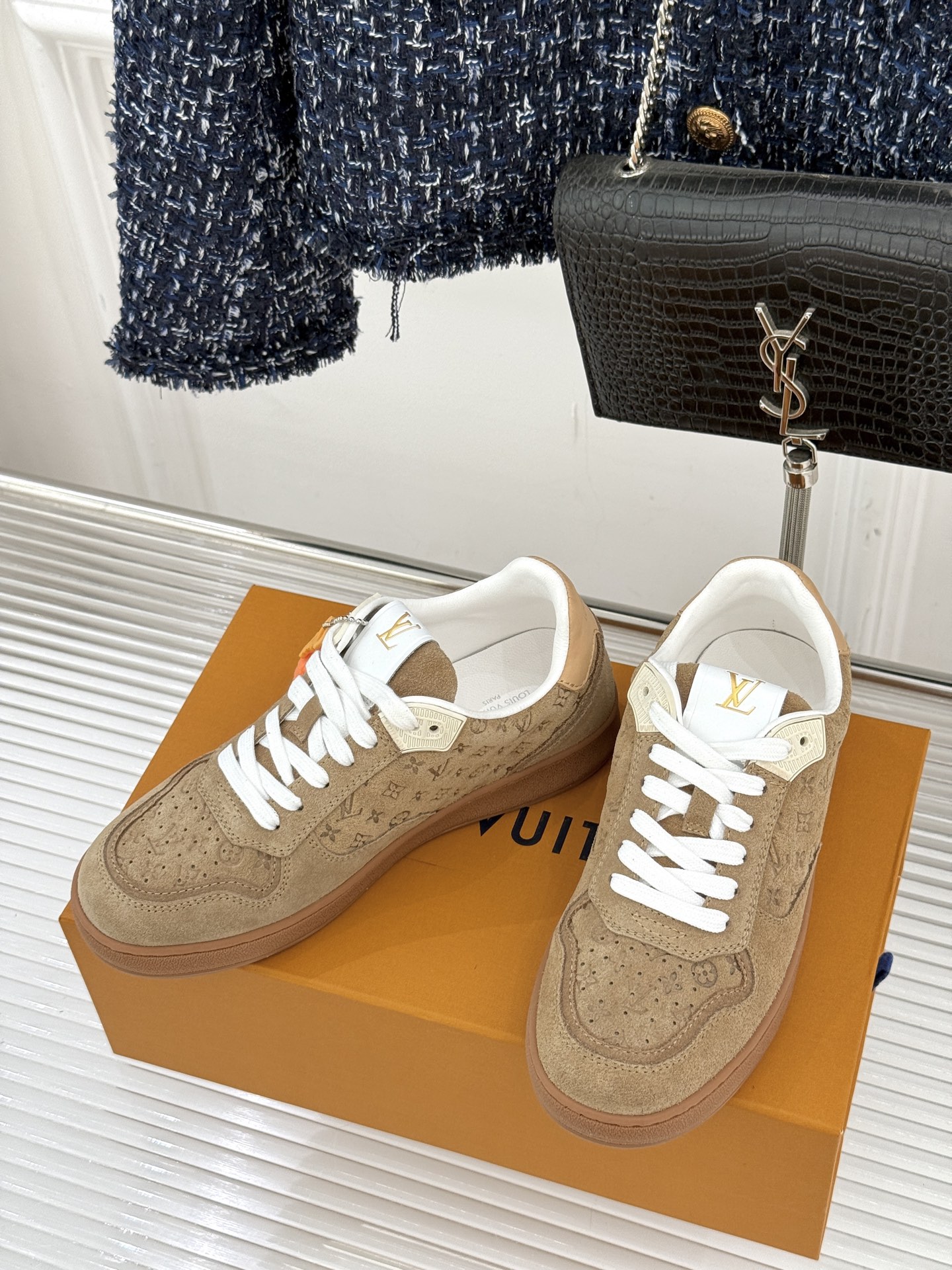 L*V驴家26WF早春新品老花情侣款休闲小白鞋板鞋结合“居家奢华”与“松弛自由”的核心理念它将聚焦老花暗