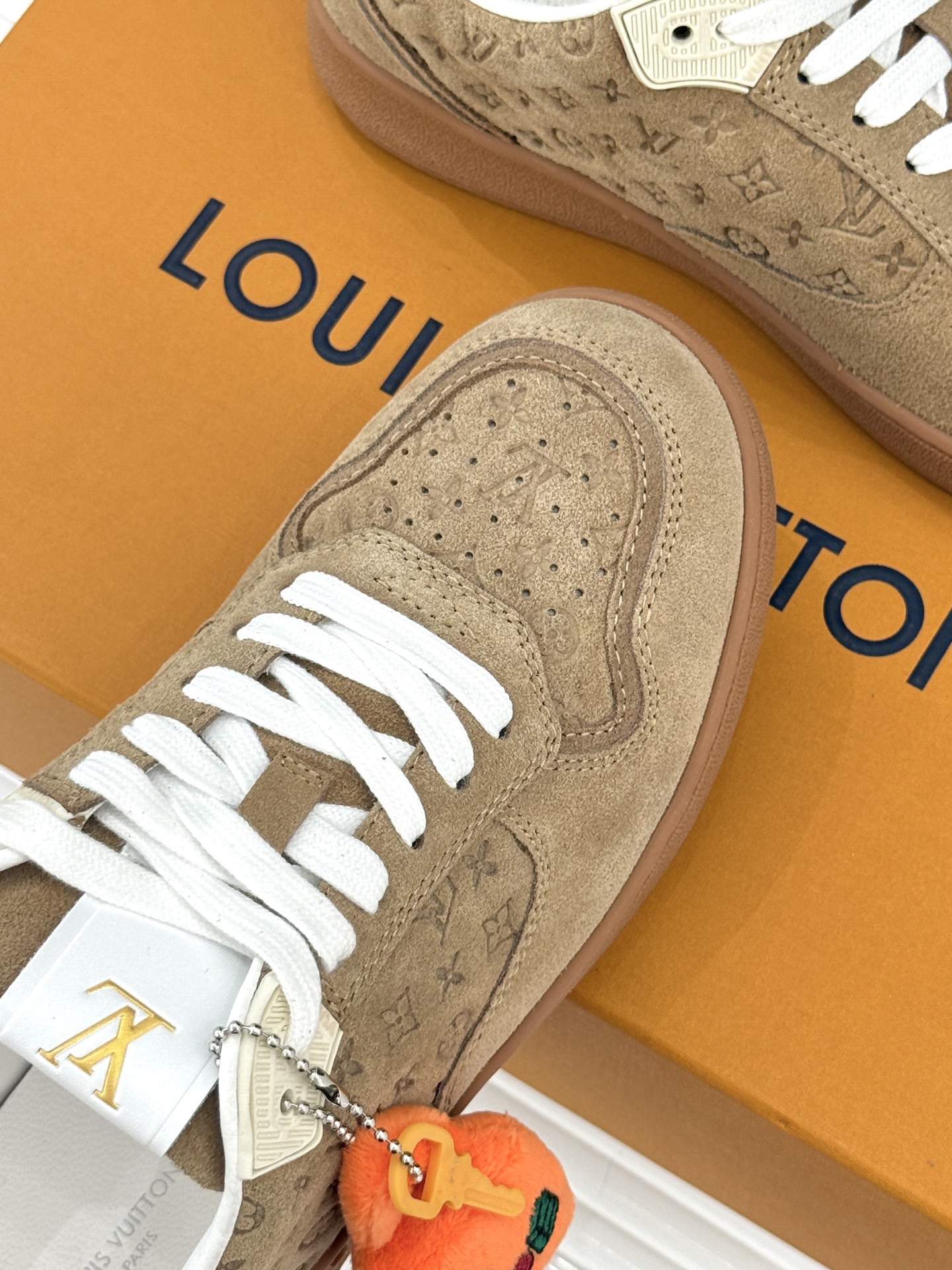 L*V驴家26WF早春新品老花情侣款休闲小白鞋板鞋结合“居家奢华”与“松弛自由”的核心理念它将聚焦老花暗