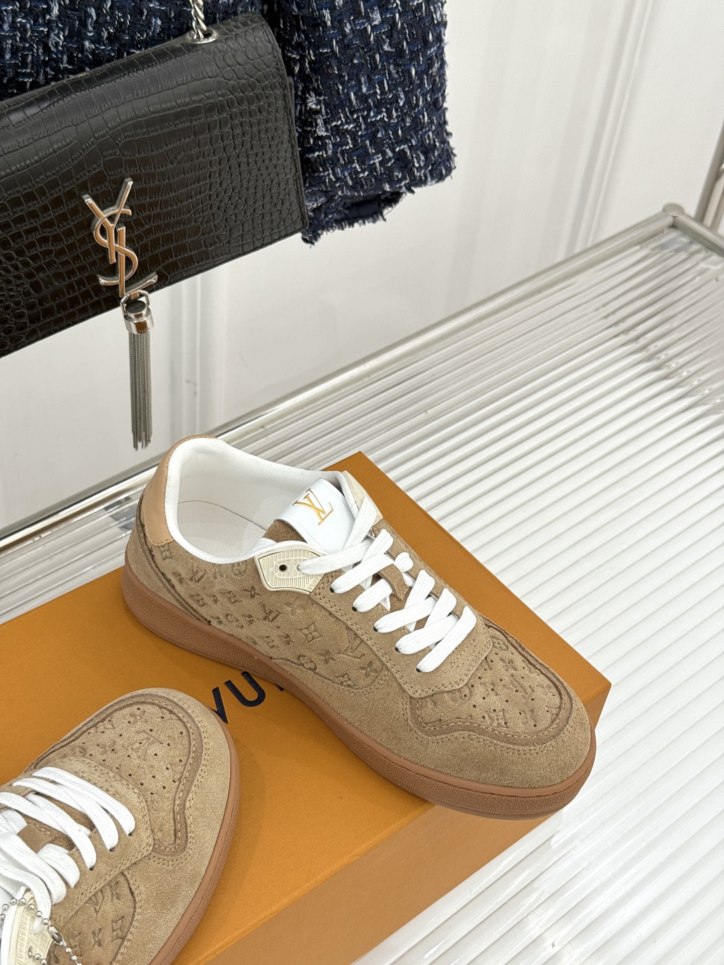 L*V驴家26WF早春新品老花情侣款休闲小白鞋板鞋结合“居家奢华”与“松弛自由”的核心理念它将聚焦老花暗