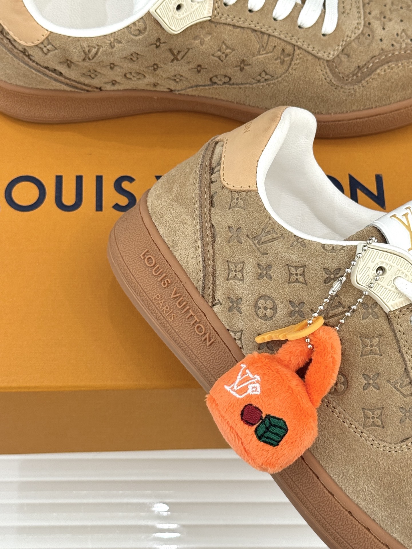 L*V驴家26WF早春新品老花情侣款休闲小白鞋板鞋结合“居家奢华”与“松弛自由”的核心理念它将聚焦老花暗