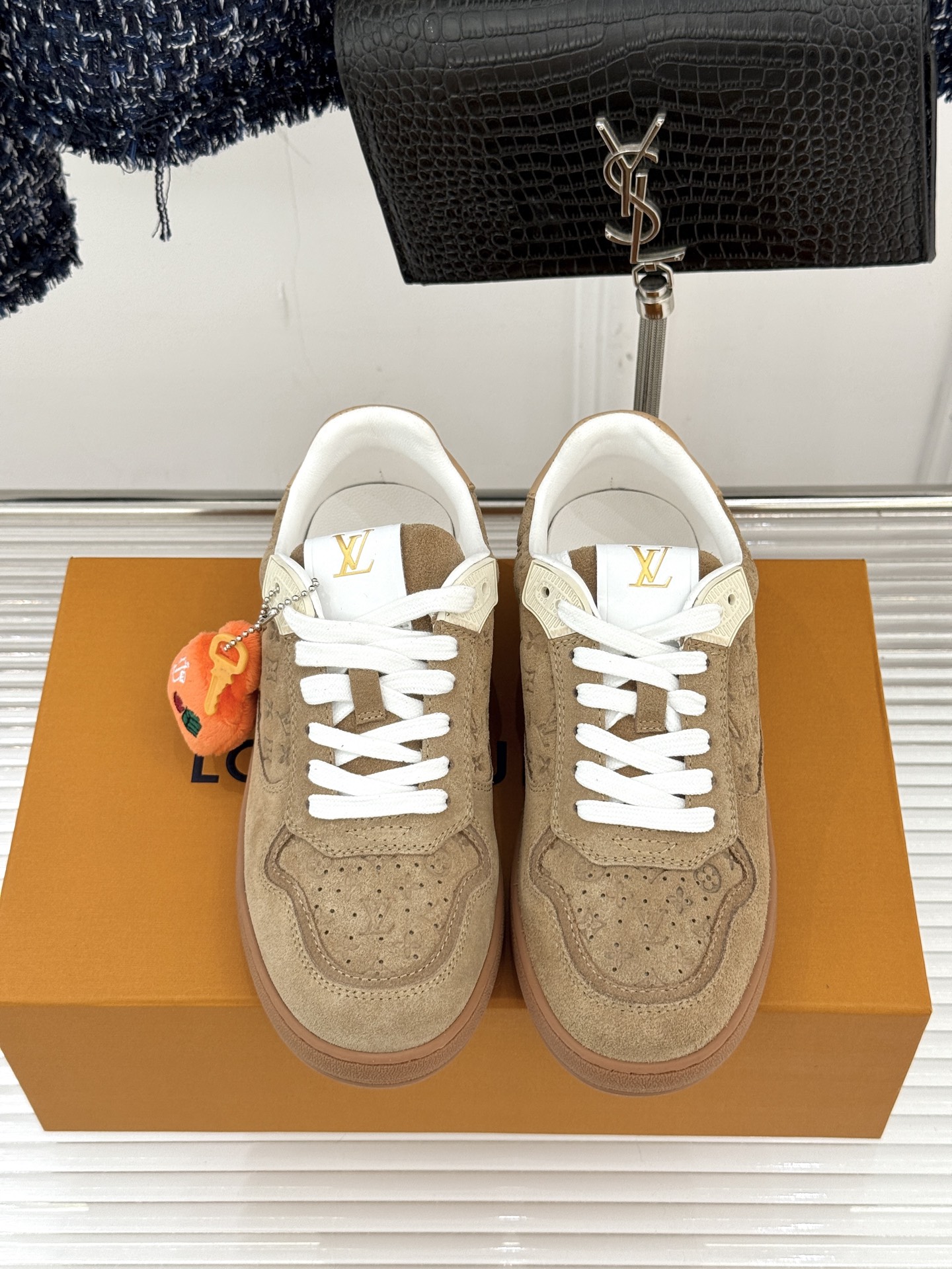 L*V驴家26WF早春新品老花情侣款休闲小白鞋板鞋结合“居家奢华”与“松弛自由”的核心理念它将聚焦老花暗