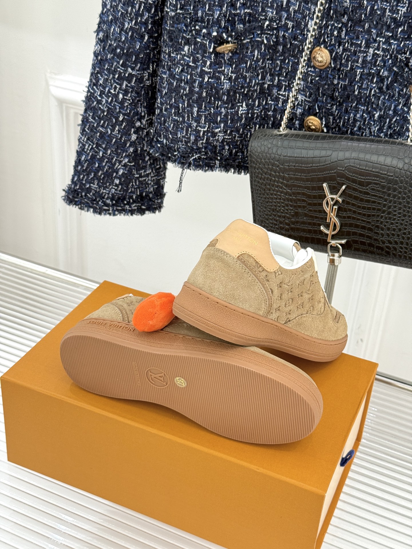 L*V驴家26WF早春新品老花情侣款休闲小白鞋板鞋结合“居家奢华”与“松弛自由”的核心理念它将聚焦老花暗