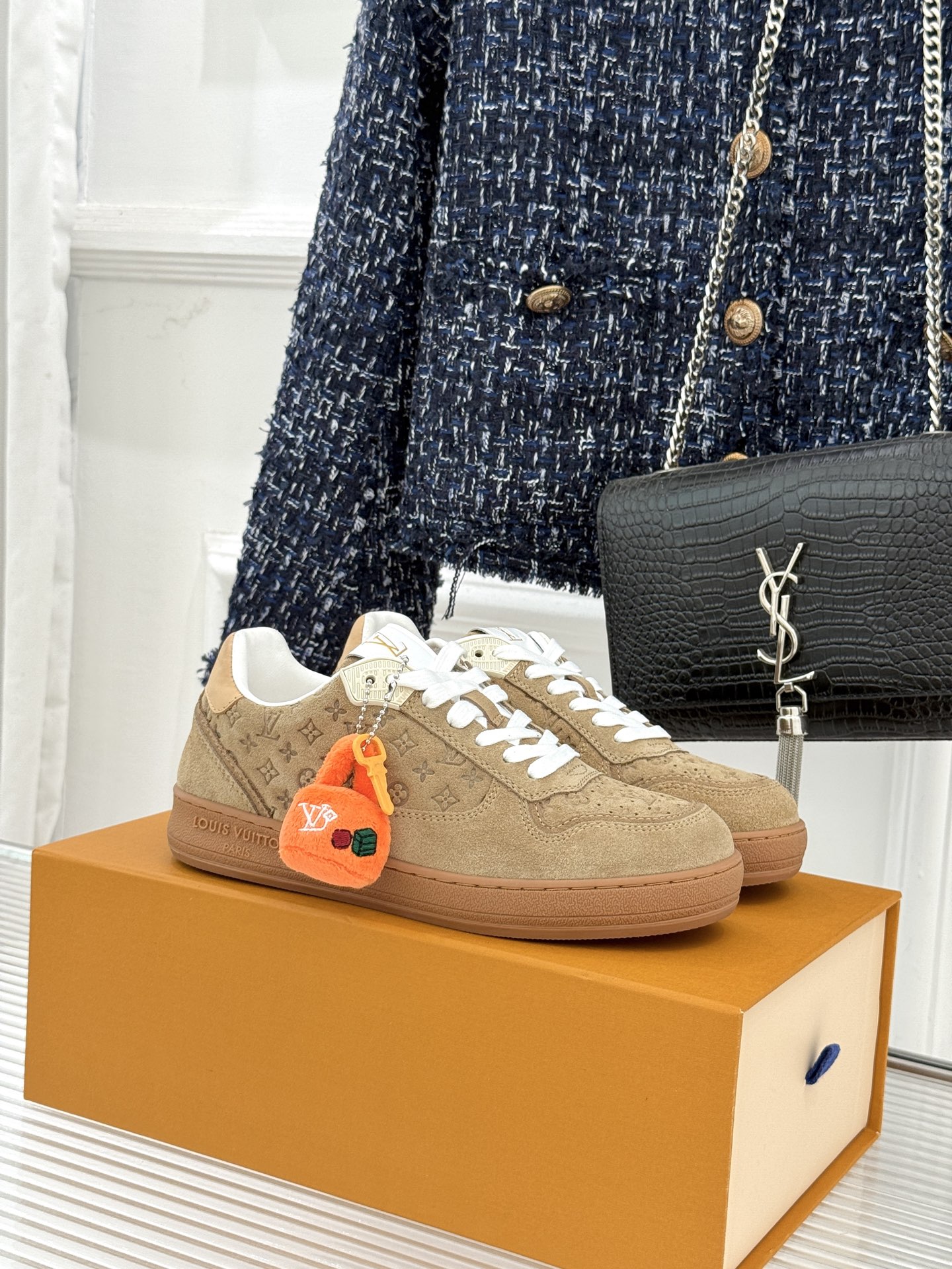 L*V驴家26WF早春新品老花情侣款休闲小白鞋板鞋结合“居家奢华”与“松弛自由”的核心理念它将聚焦老花暗