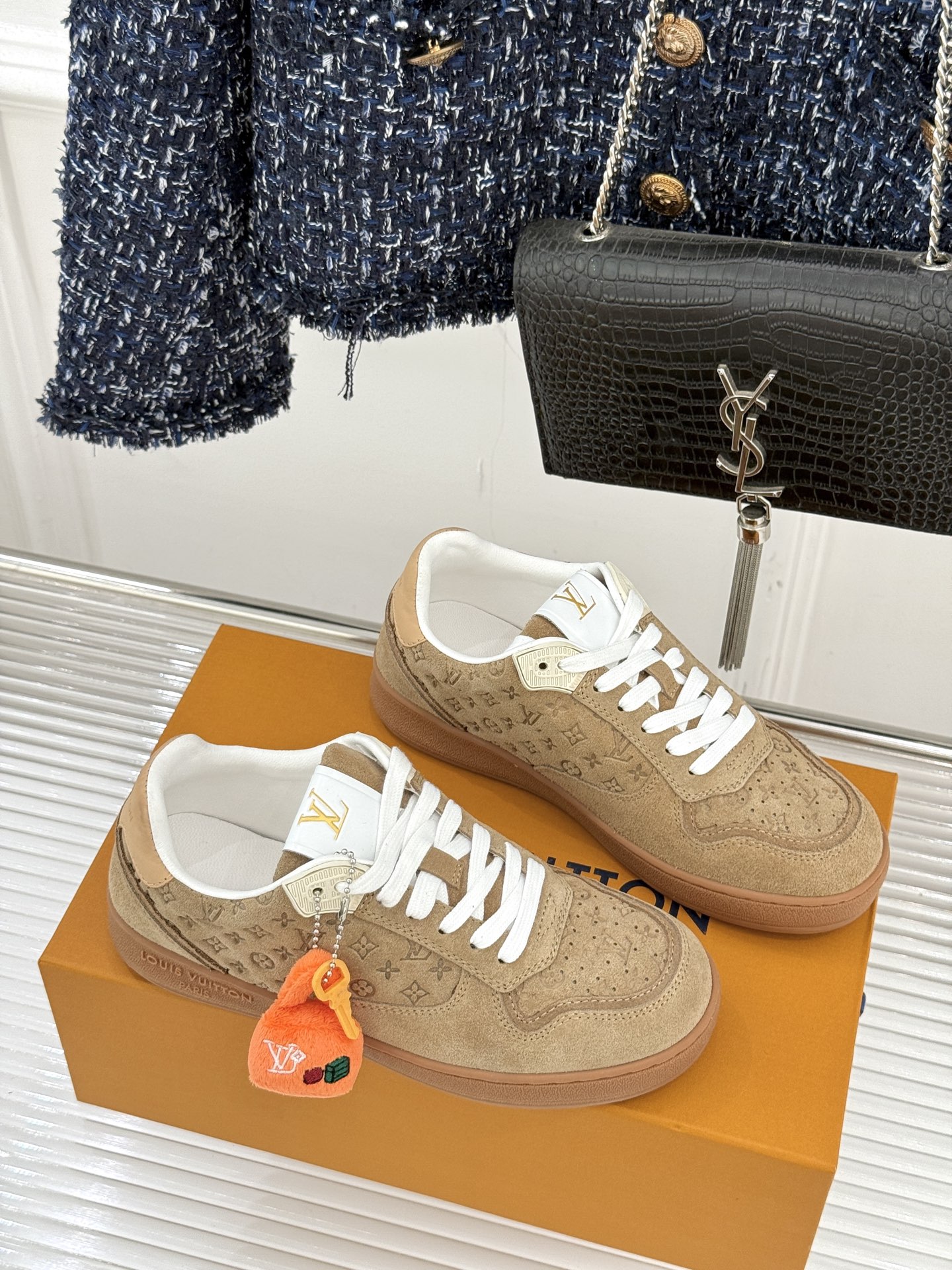 L*V驴家26WF早春新品老花情侣款休闲小白鞋板鞋结合“居家奢华”与“松弛自由”的核心理念它将聚焦老花暗