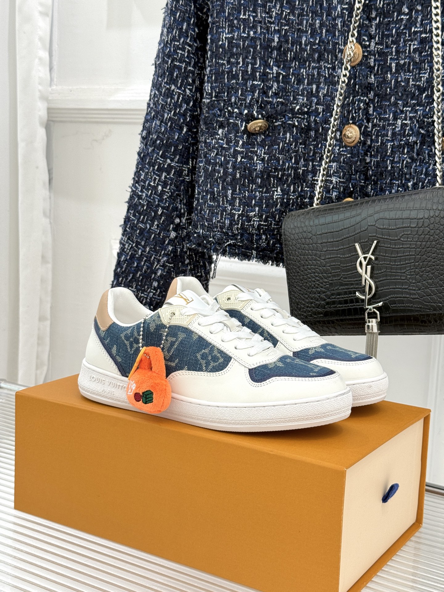 L*V驴家26WF早春新品老花情侣款休闲小白鞋板鞋结合“居家奢华”与“松弛自由”的核心理念它将聚焦老花暗