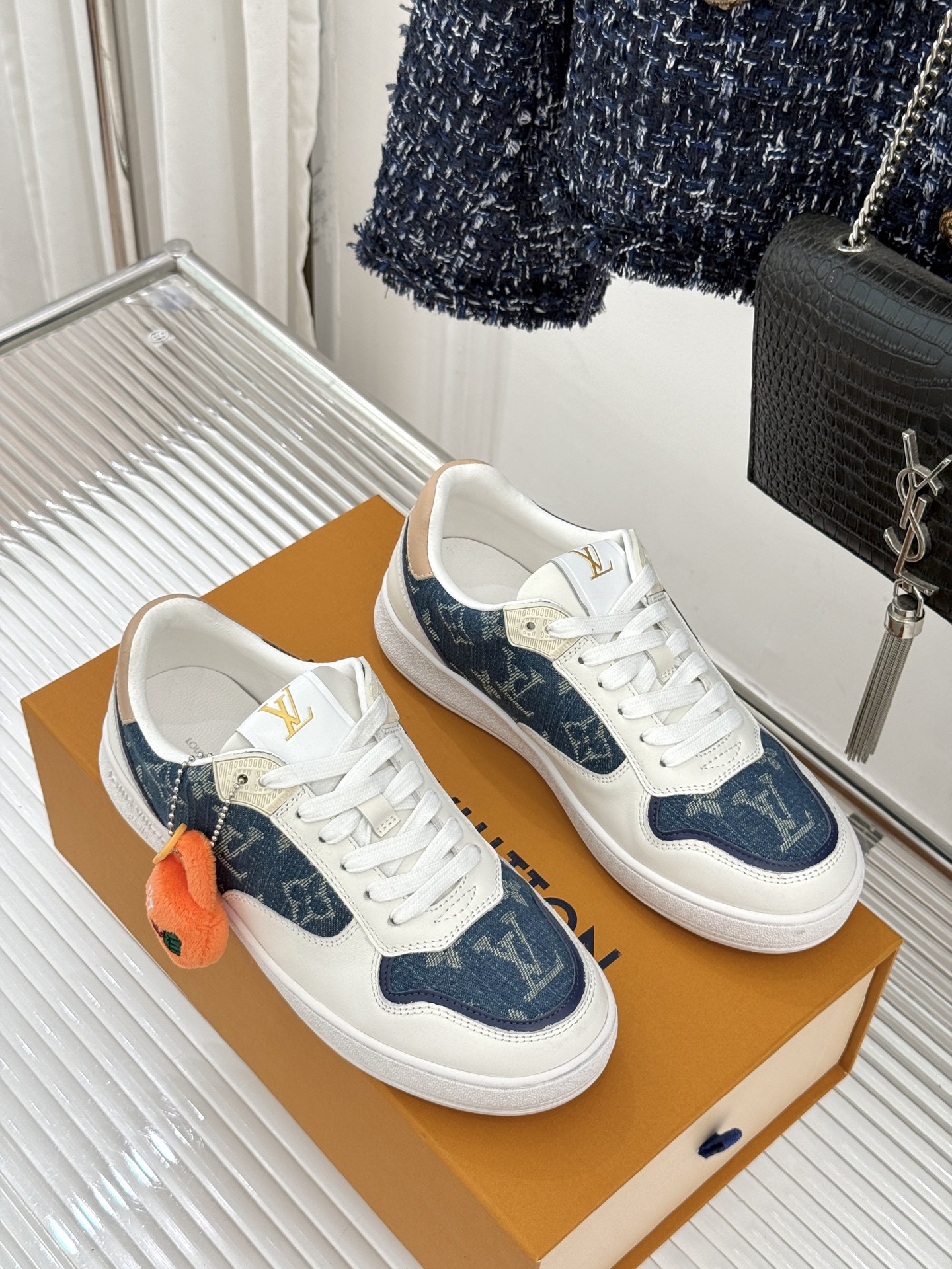 L*V驴家26WF早春新品老花情侣款休闲小白鞋板鞋结合“居家奢华”与“松弛自由”的核心理念它将聚焦老花暗