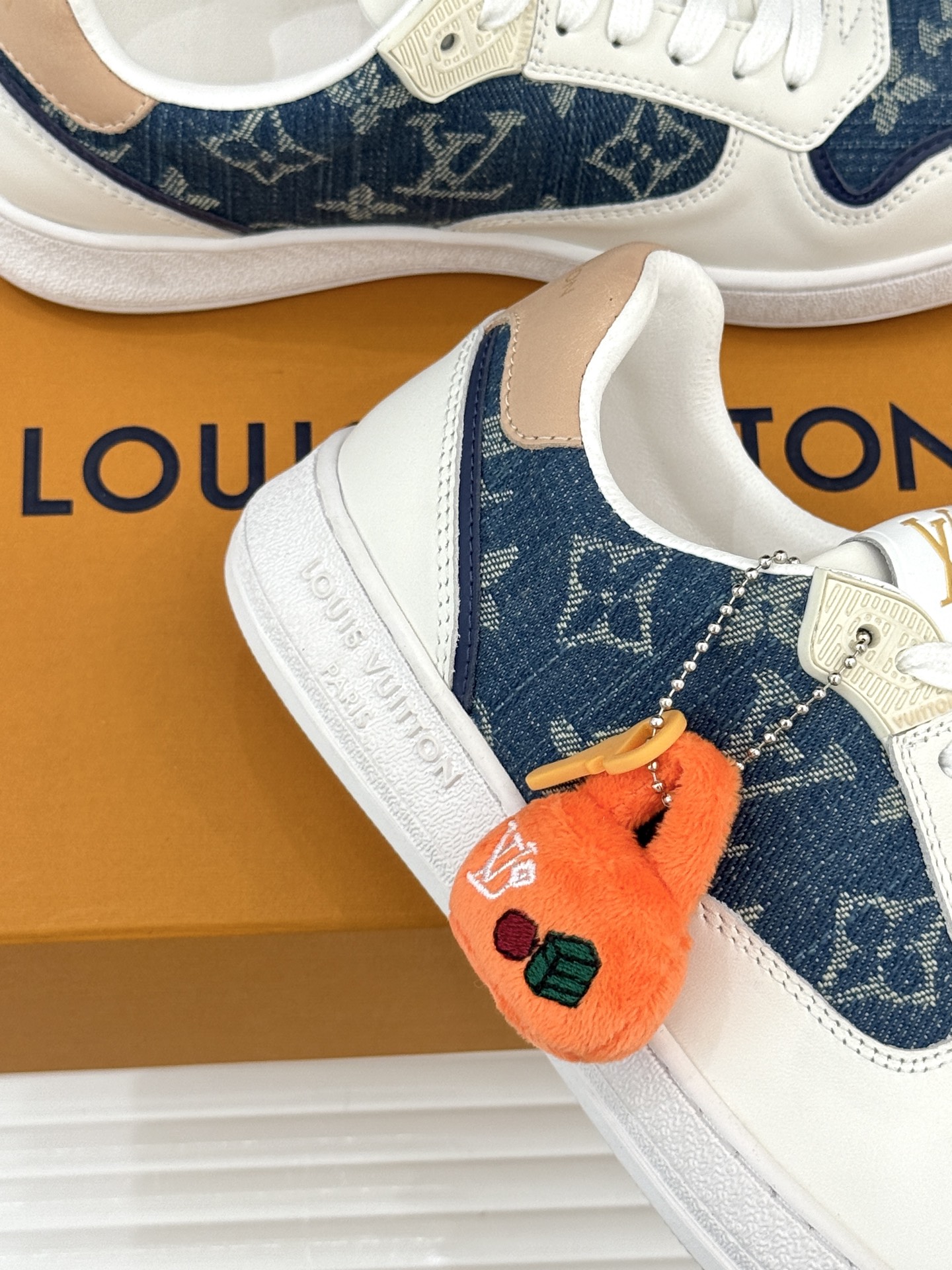 L*V驴家26WF早春新品老花情侣款休闲小白鞋板鞋结合“居家奢华”与“松弛自由”的核心理念它将聚焦老花暗