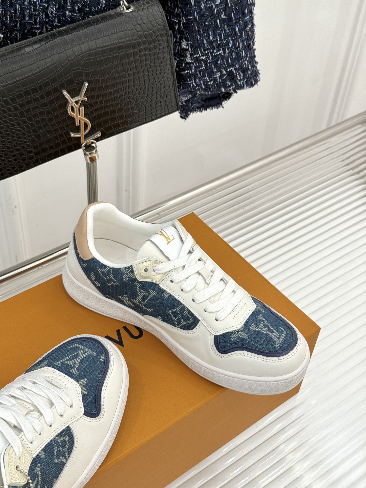 L*V驴家26WF早春新品老花情侣款休闲小白鞋板鞋结合“居家奢华”与“松弛自由”的核心理念它将聚焦老花暗